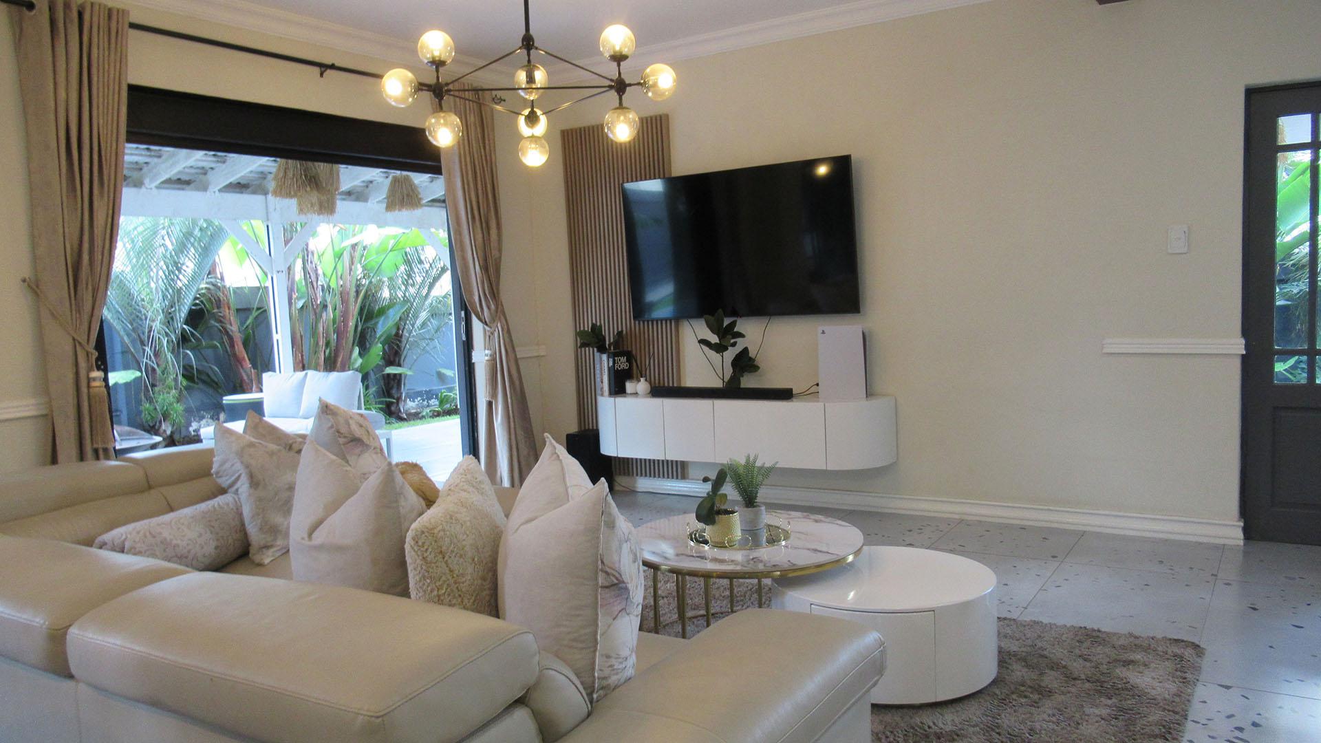 Lounges - 25 square meters of property in Kengies