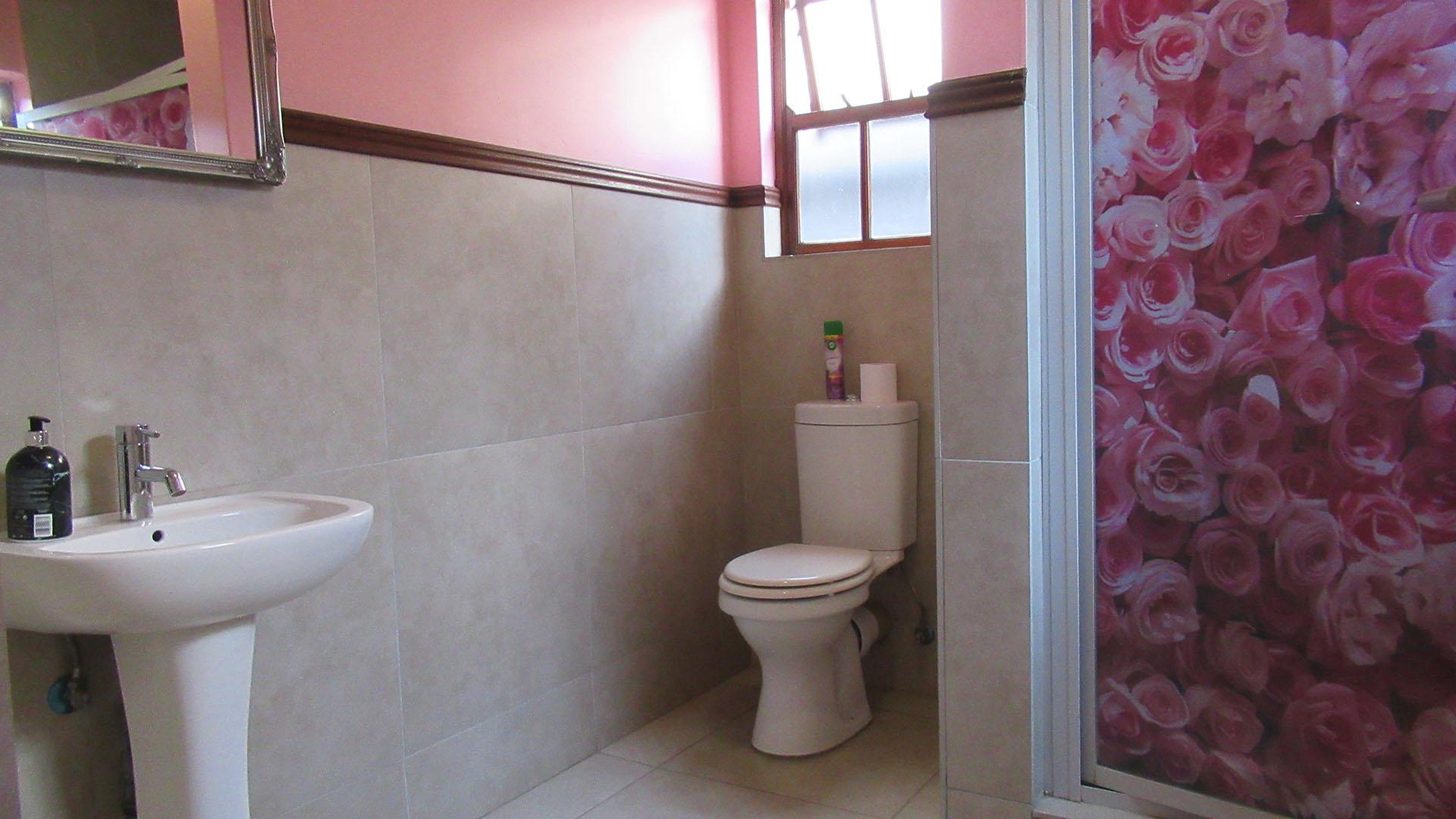 Staff Bathroom - 5 square meters of property in Kengies