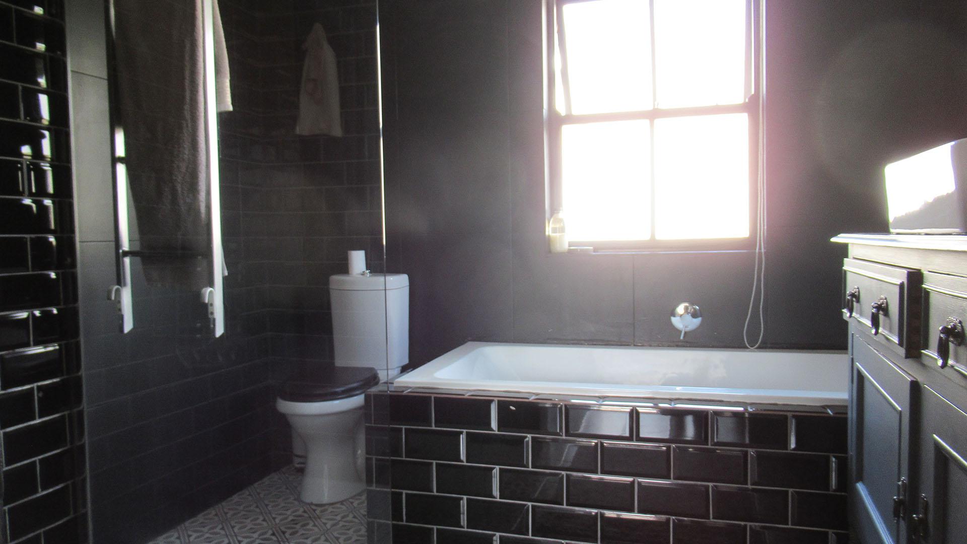 Main Bathroom - 7 square meters of property in Kengies