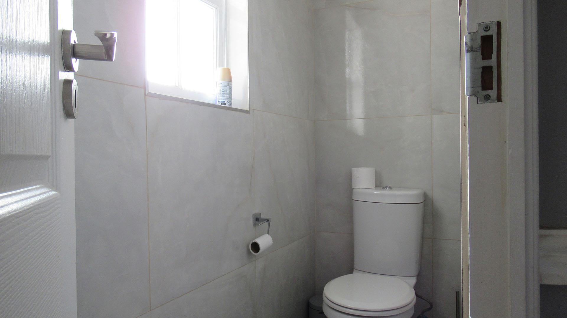 Main Bathroom - 7 square meters of property in Kengies
