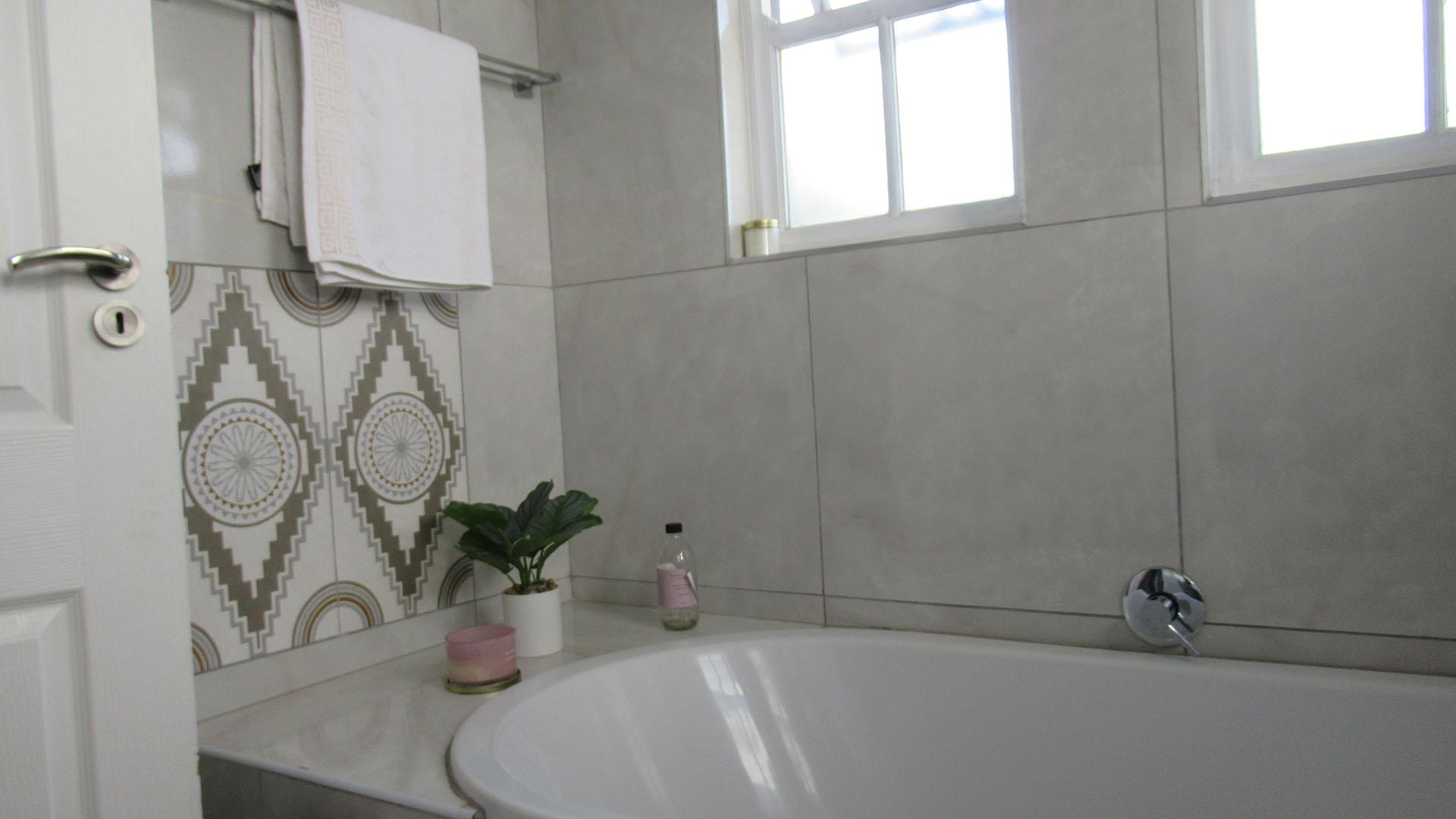 Bathroom 1 - 4 square meters of property in Kengies