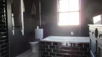 Main Bathroom - 7 square meters of property in Kengies