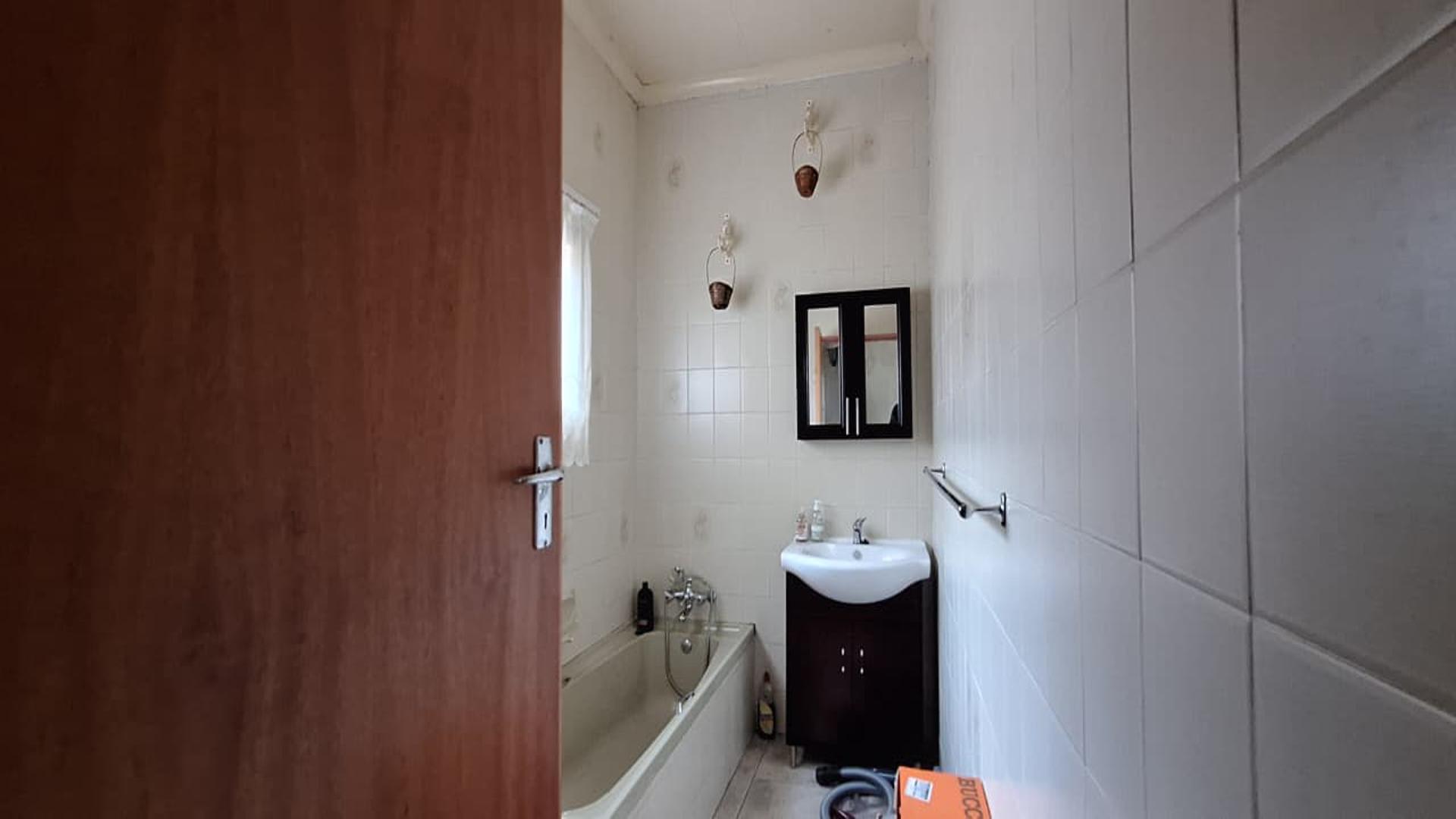 Bathroom 2 - 7 square meters of property in Horison