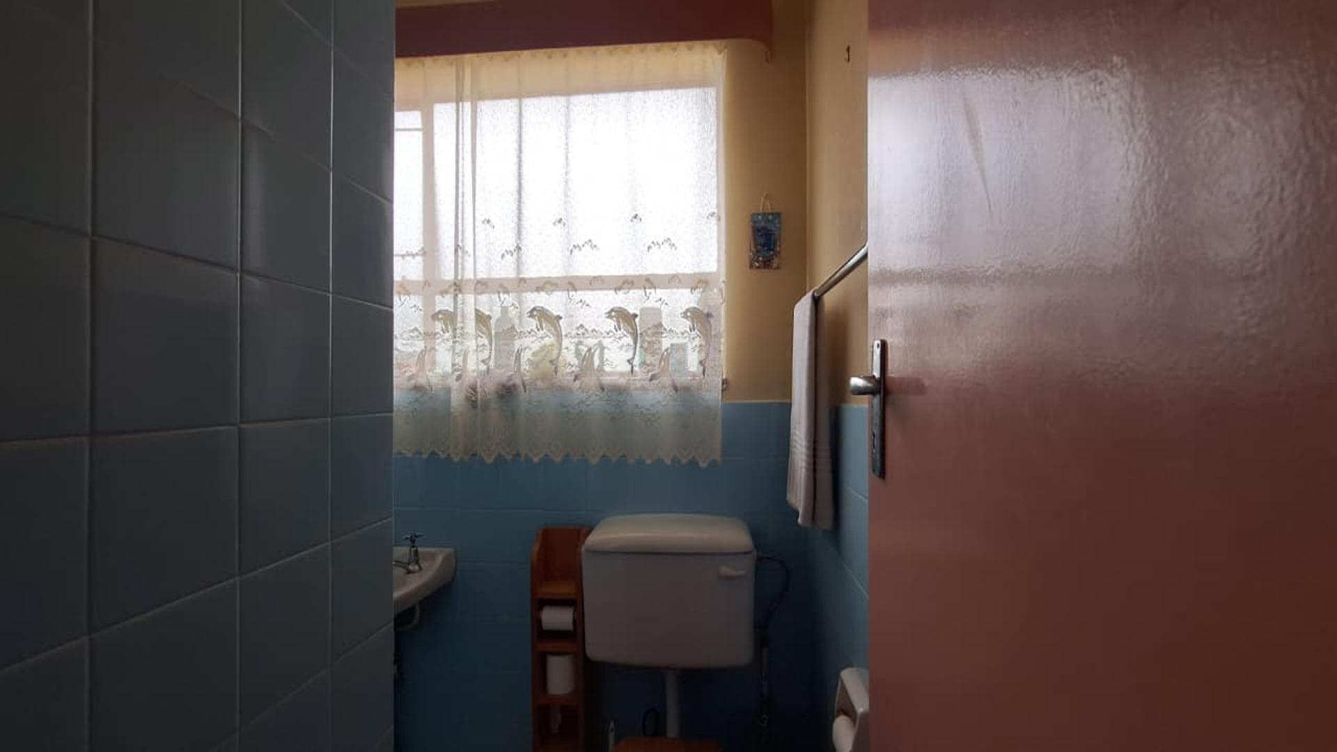 Bathroom 1 - 5 square meters of property in Horison