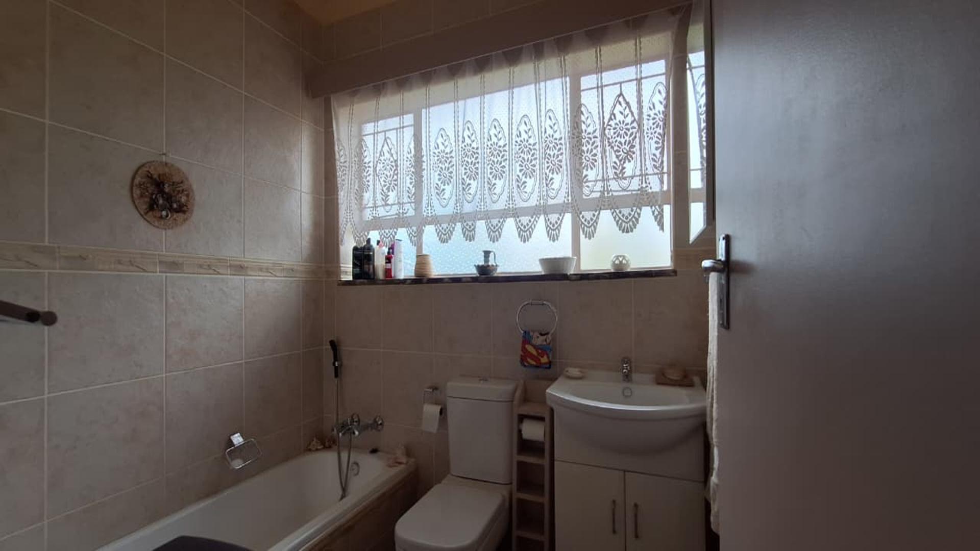 Main Bathroom - 5 square meters of property in Horison
