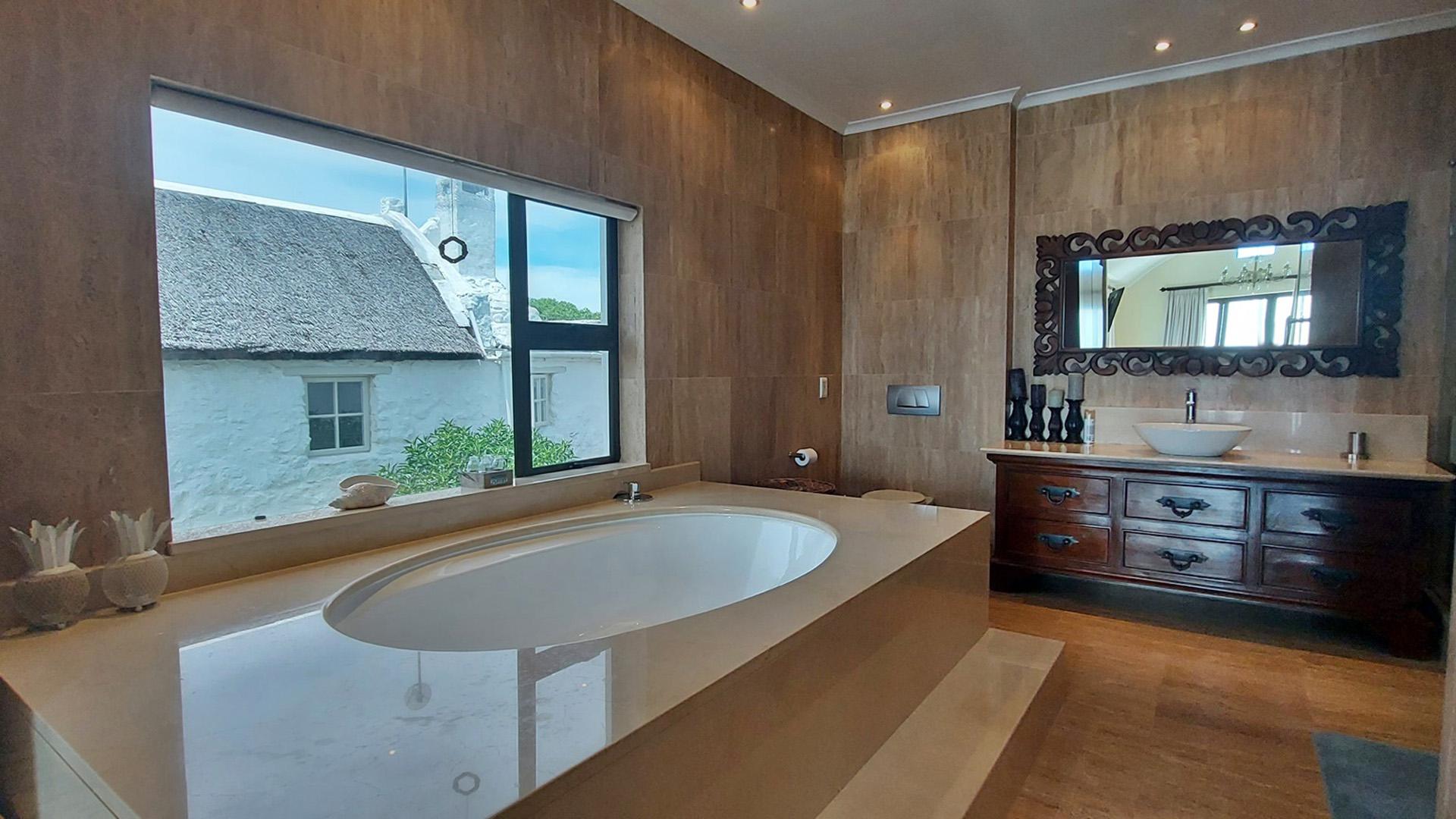 Main Bathroom of property in Arniston