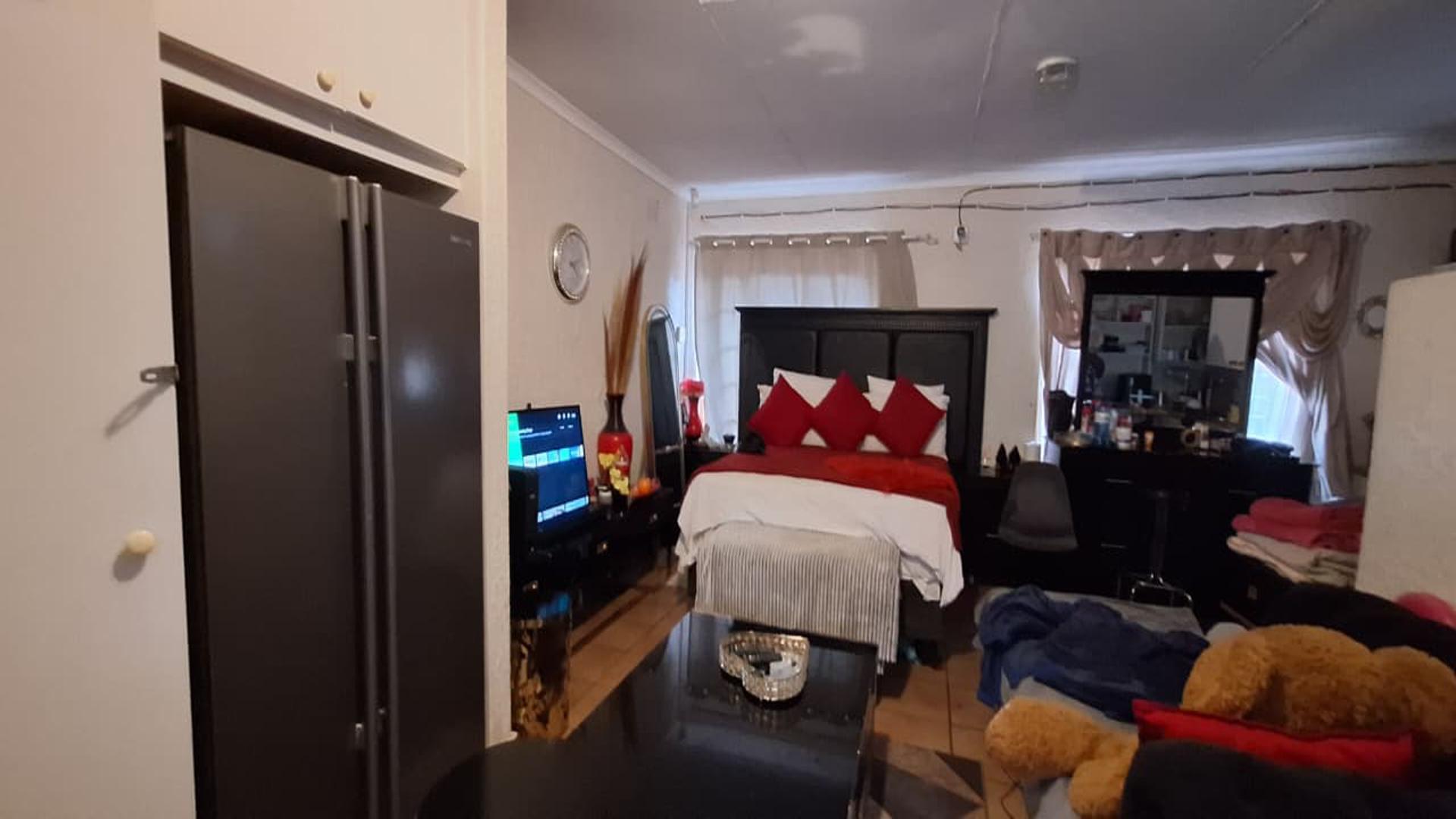 Lounges - 28 square meters of property in Dinwiddie