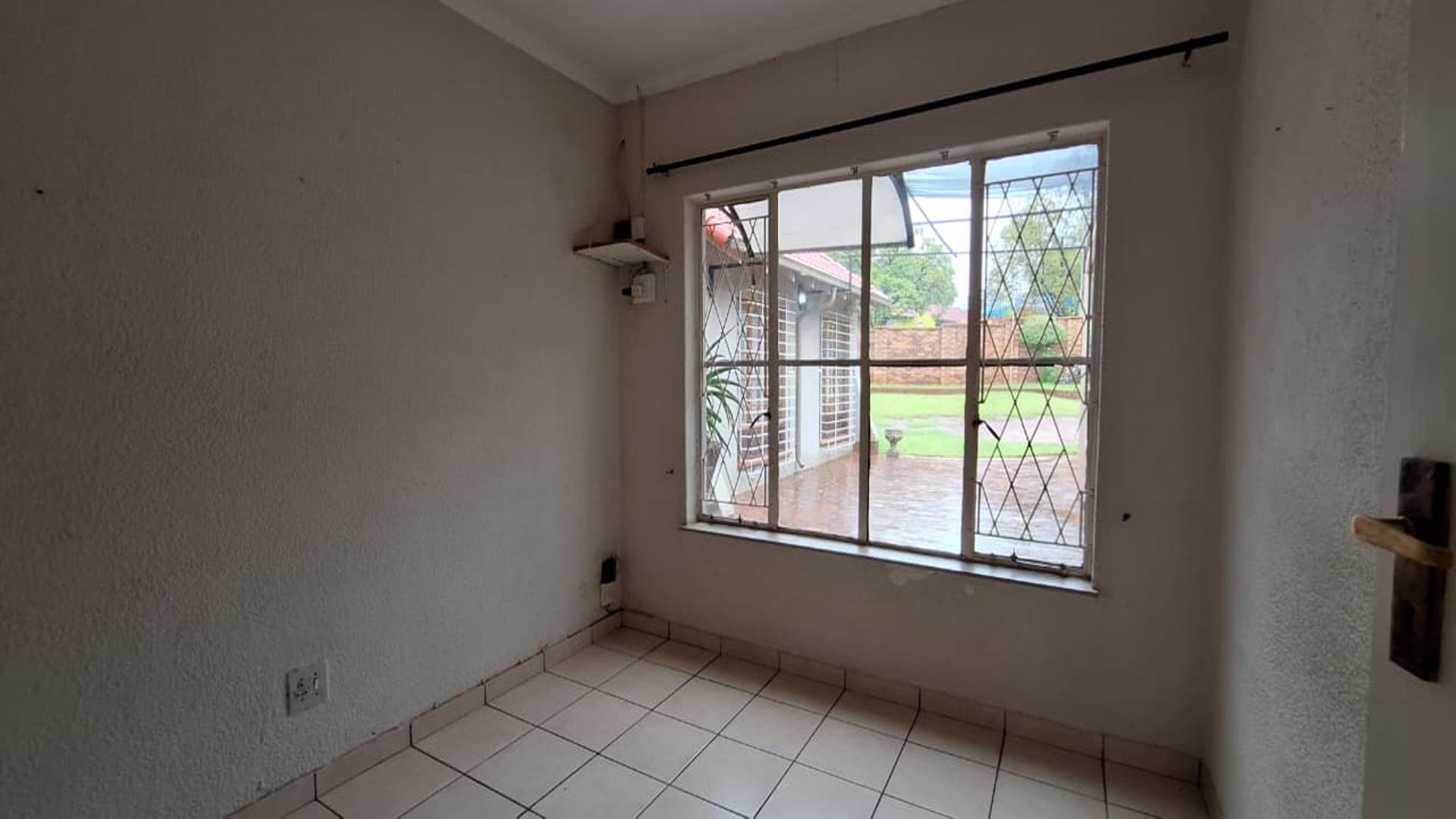 Bed Room 3 - 7 square meters of property in Dinwiddie