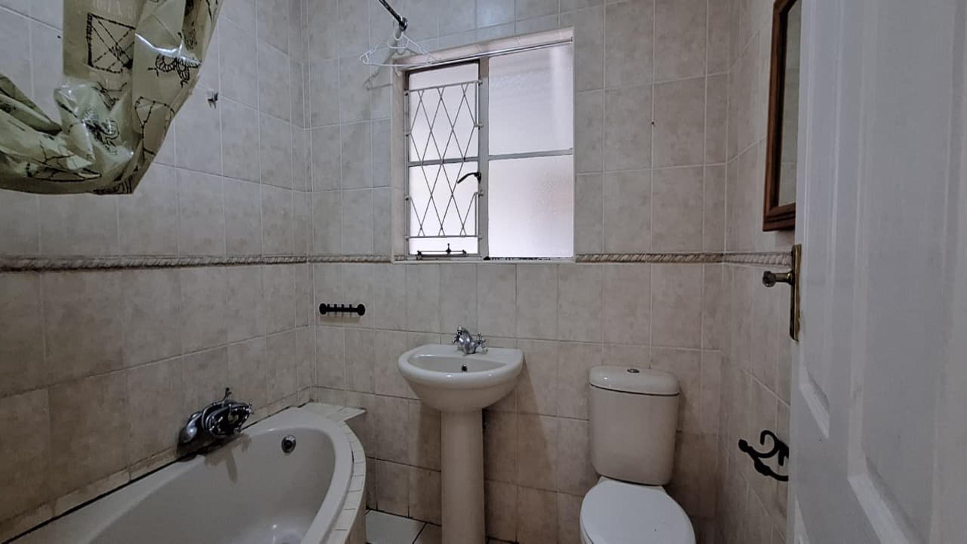 Bathroom 1 - 5 square meters of property in Dinwiddie