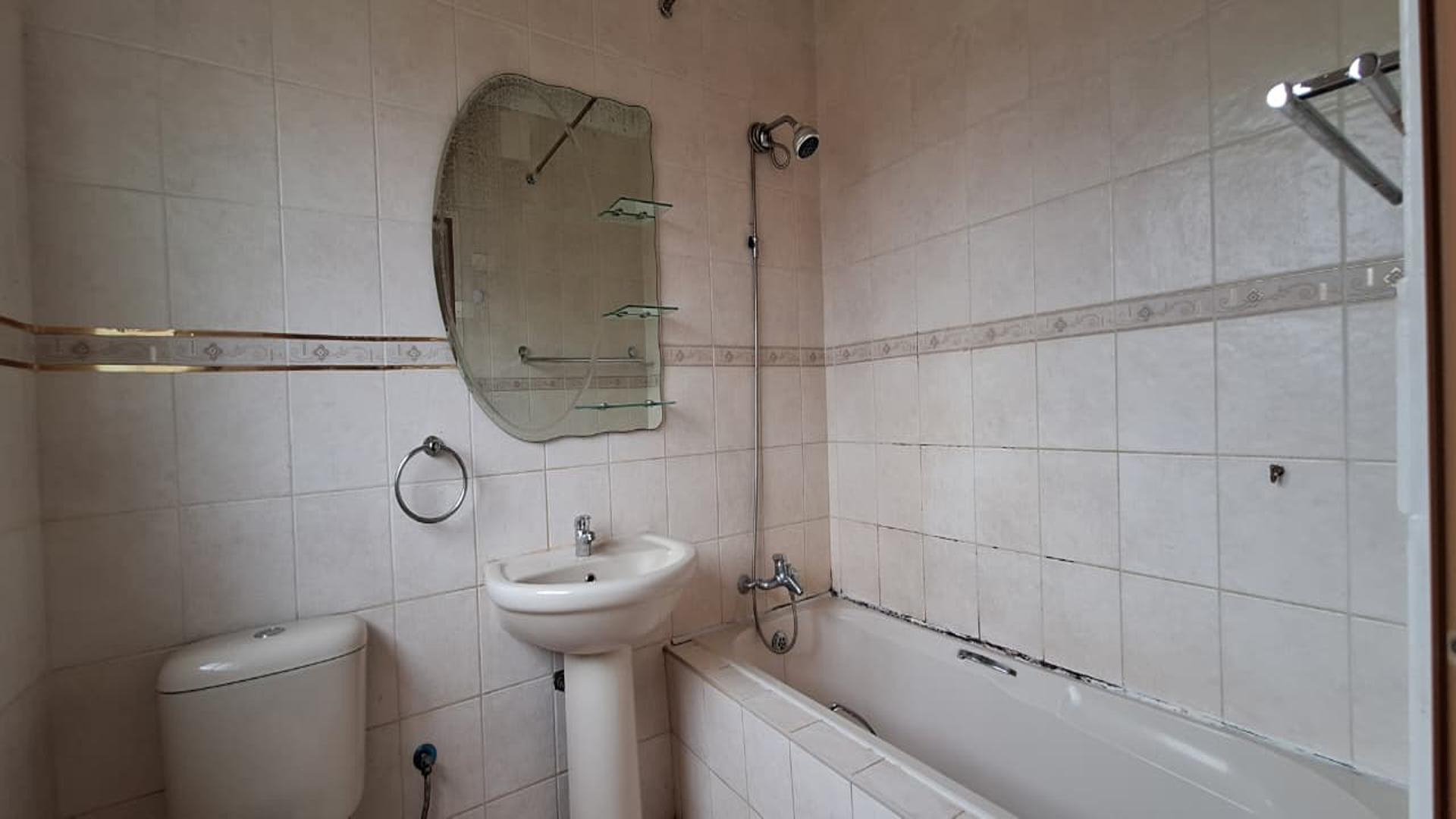 Main Bathroom - 6 square meters of property in Dinwiddie