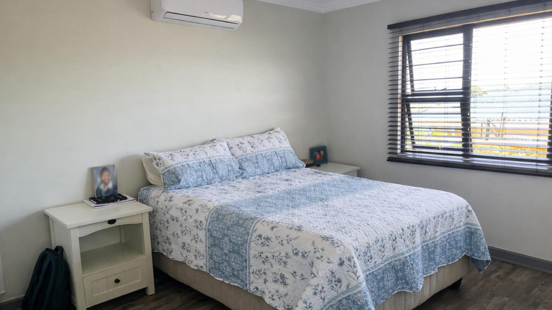 Main Bedroom of property in Illovo Beach