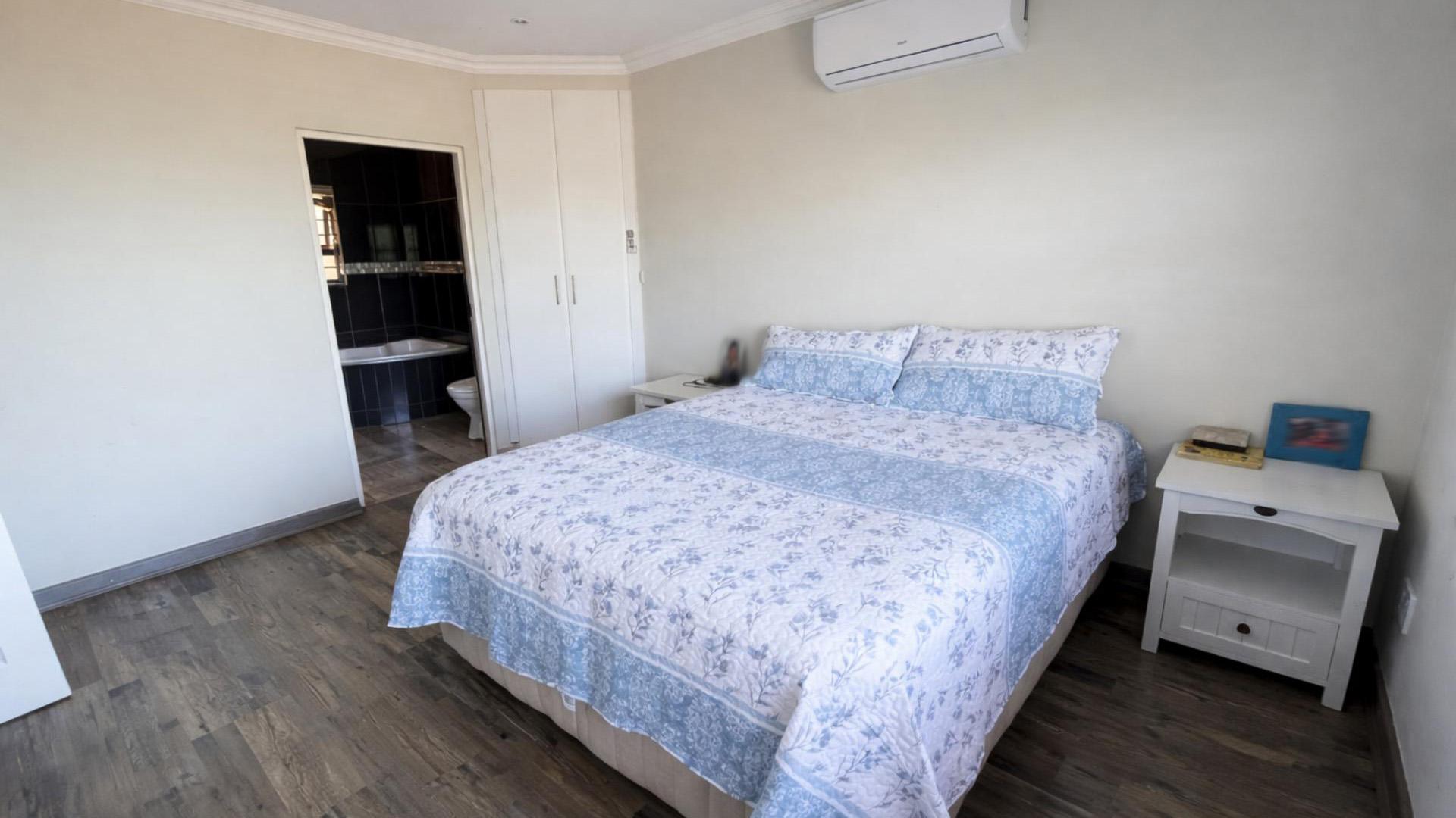 Main Bedroom of property in Illovo Beach