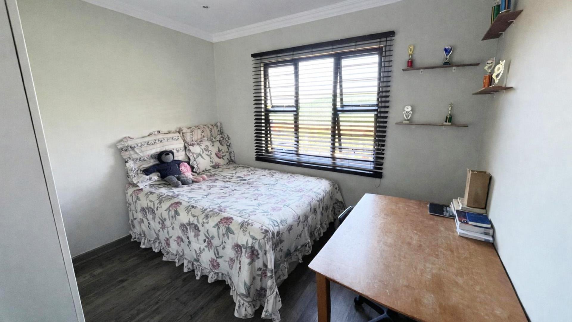 Bed Room 1 of property in Illovo Beach
