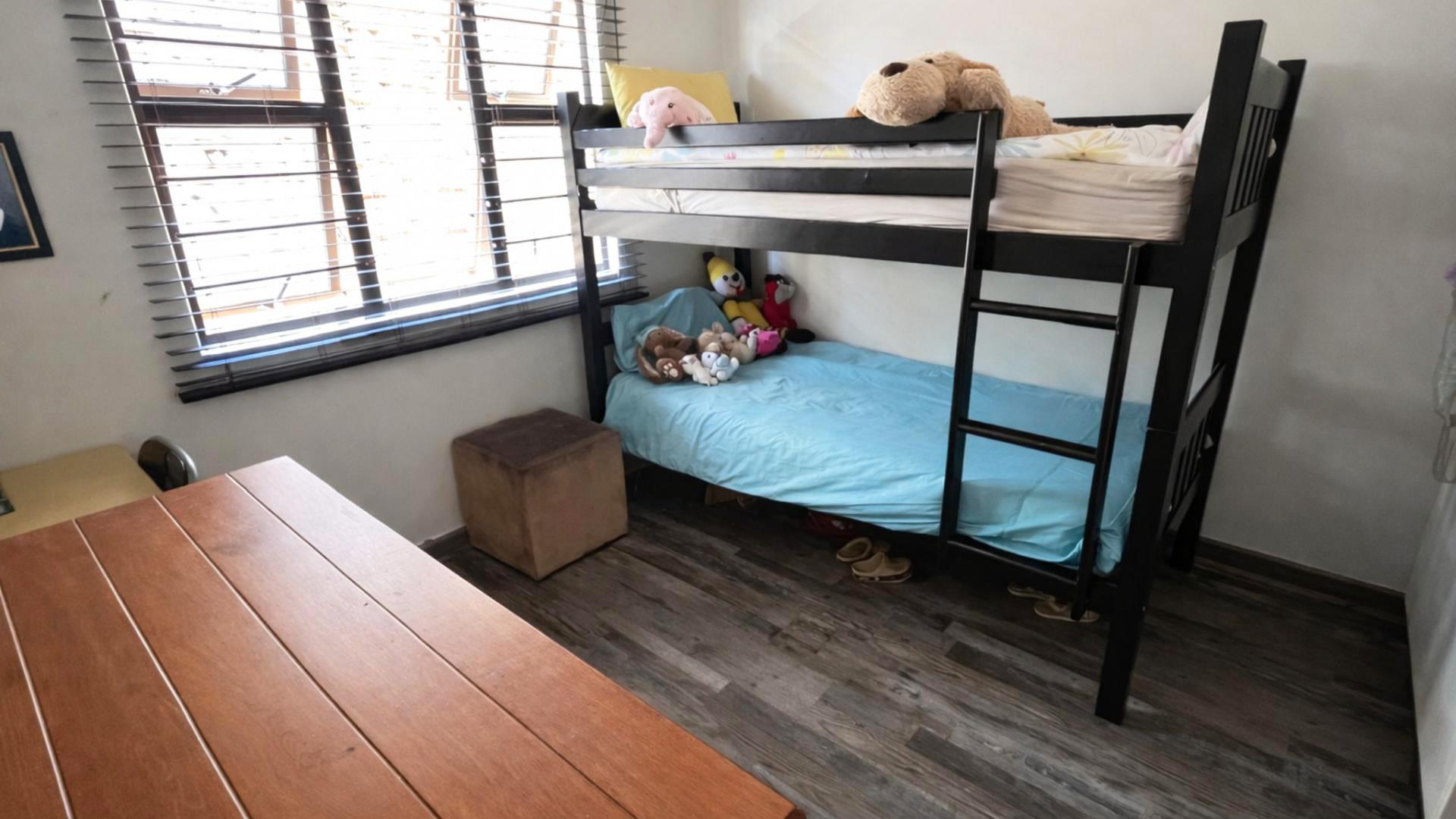 Bed Room 2 of property in Illovo Beach