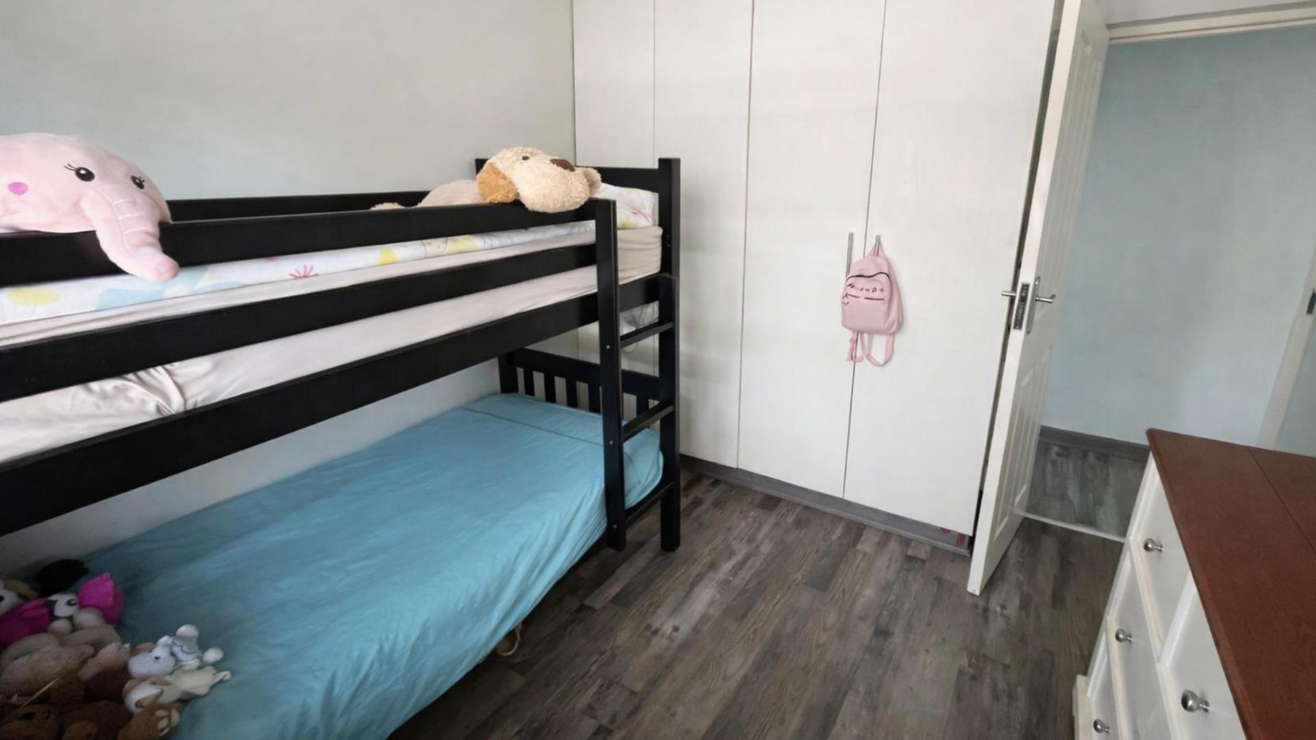 Bed Room 2 of property in Illovo Beach