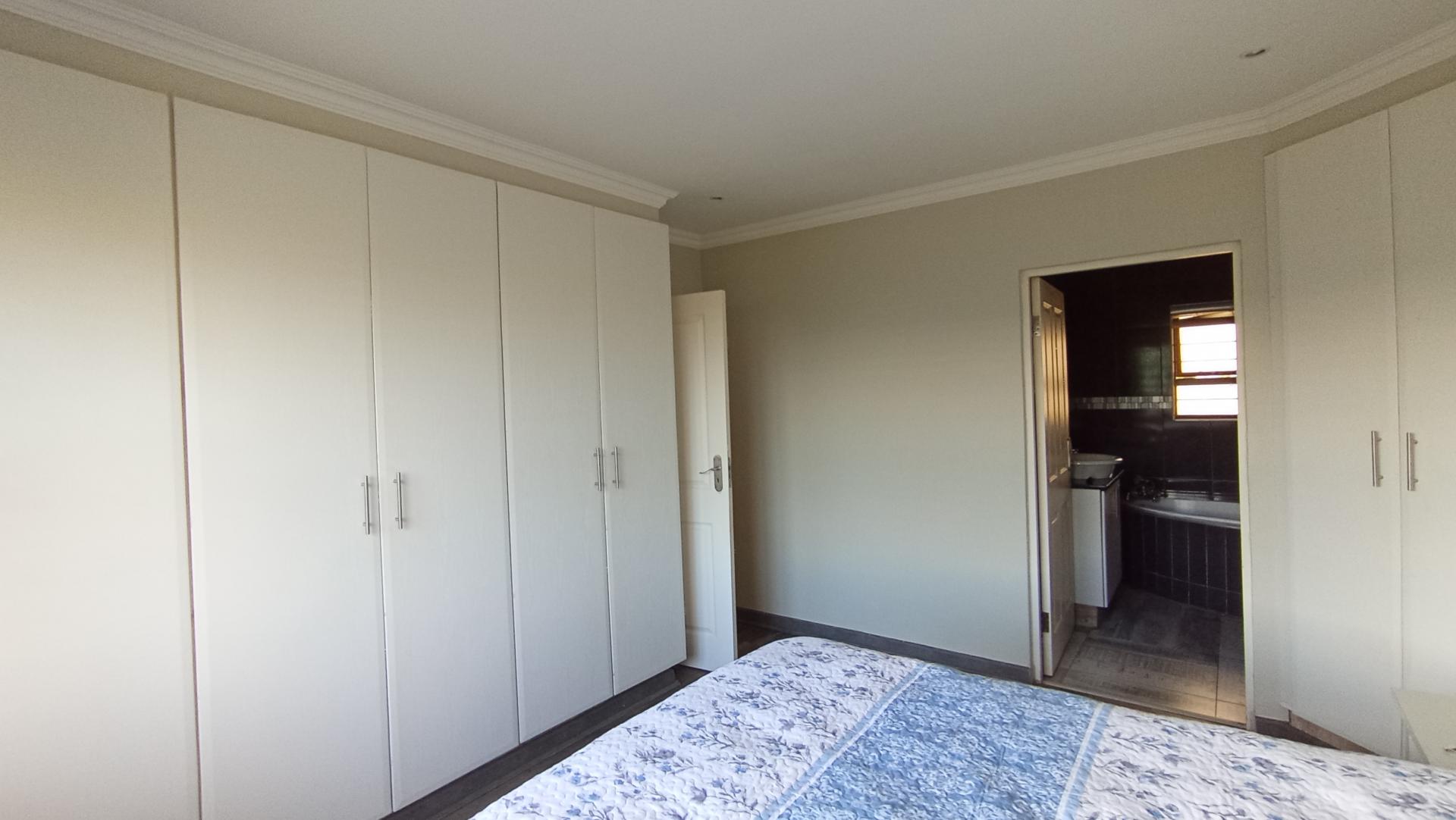 Main Bedroom - 13 square meters of property in Illovo Beach