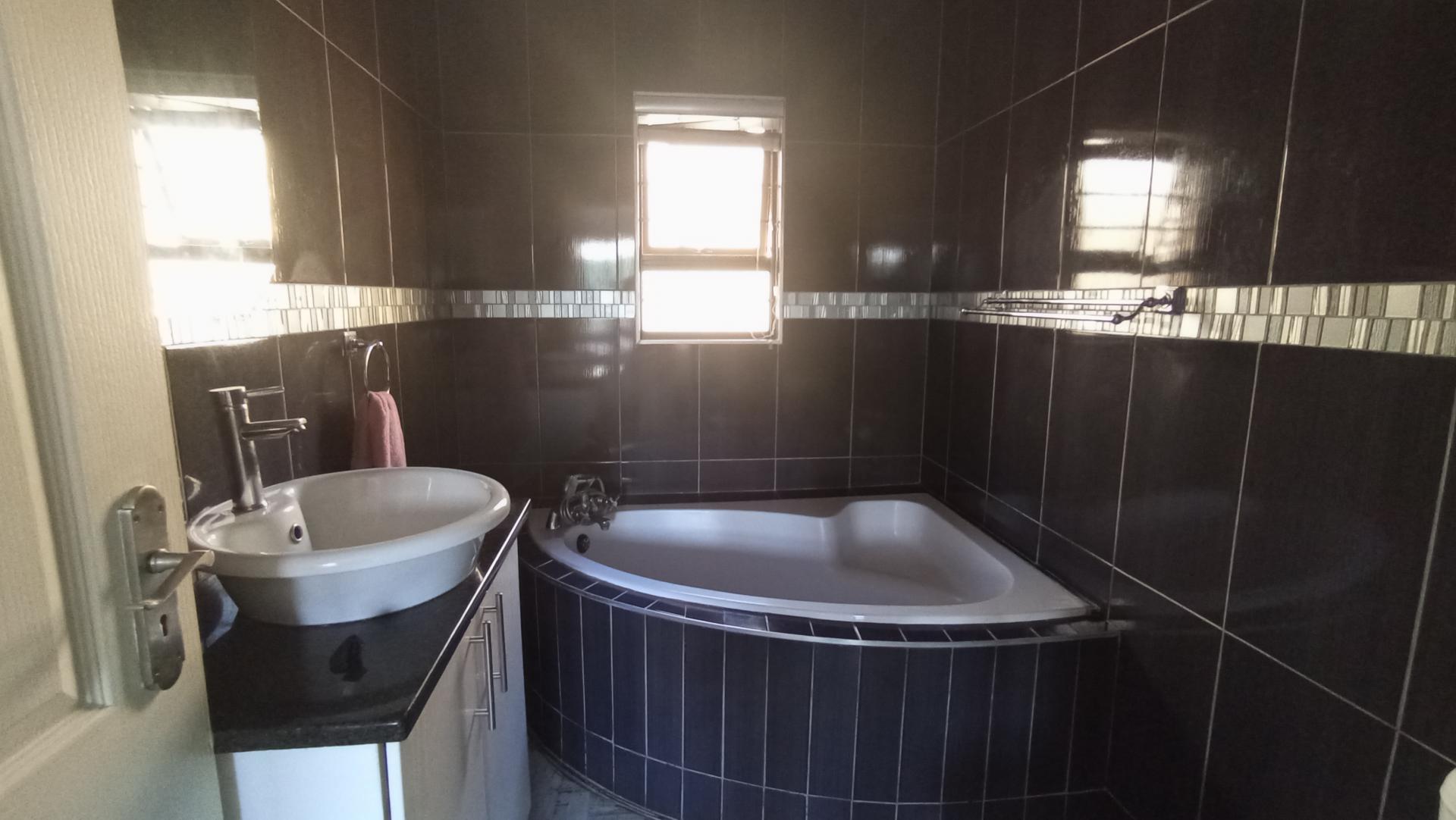 Main Bathroom - 4 square meters of property in Illovo Beach