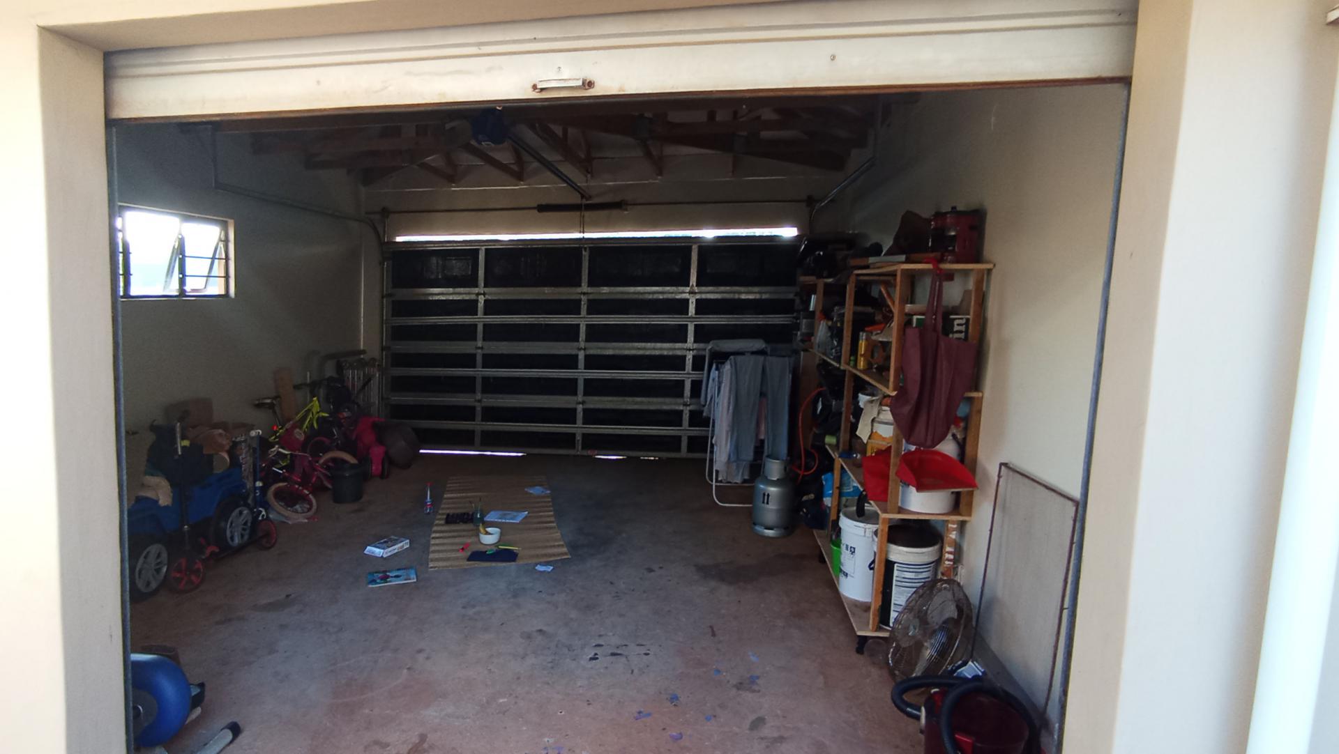 Garage - 29 square meters of property in Illovo Beach