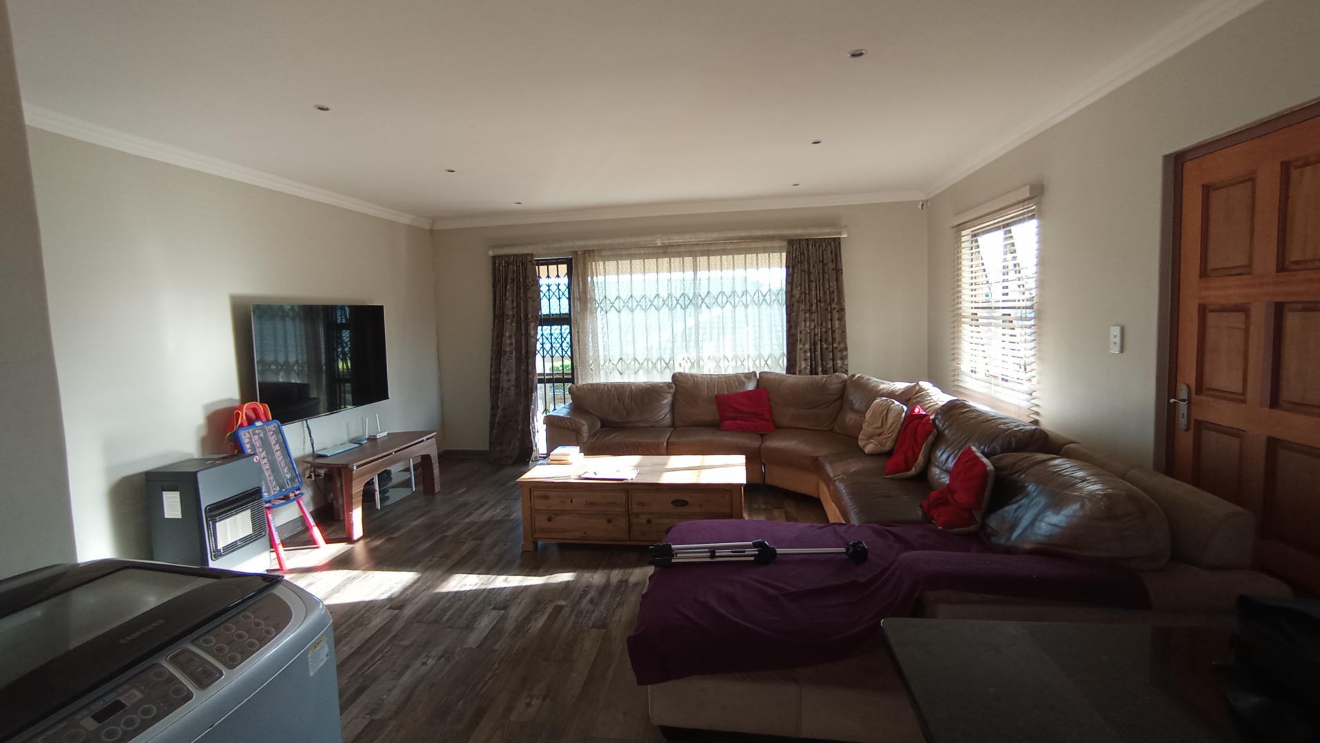 Lounges - 22 square meters of property in Illovo Beach