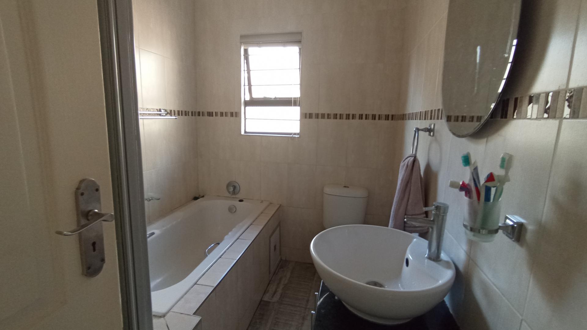 Bathroom 1 - 5 square meters of property in Illovo Beach