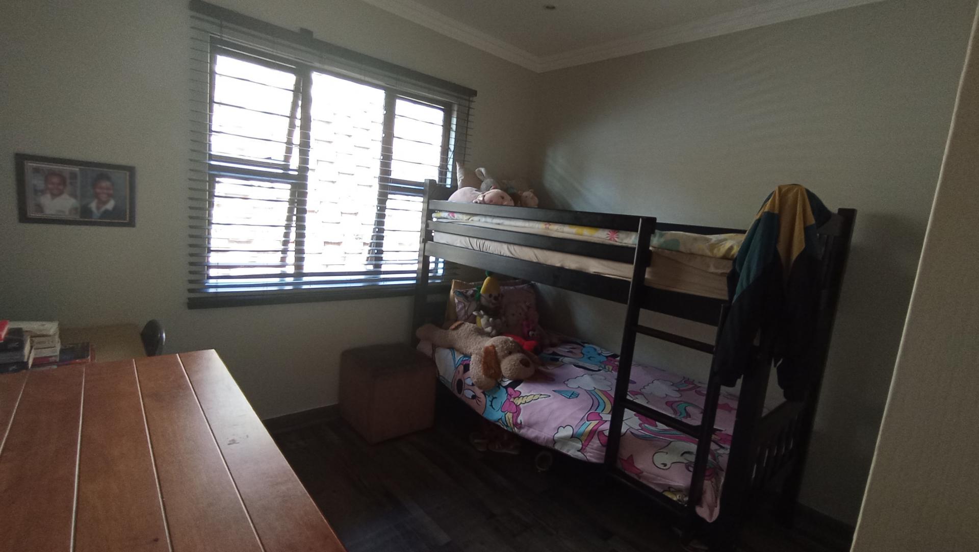 Bed Room 1 - 12 square meters of property in Illovo Beach