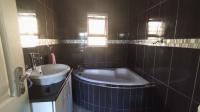 Main Bathroom - 4 square meters of property in Illovo Beach