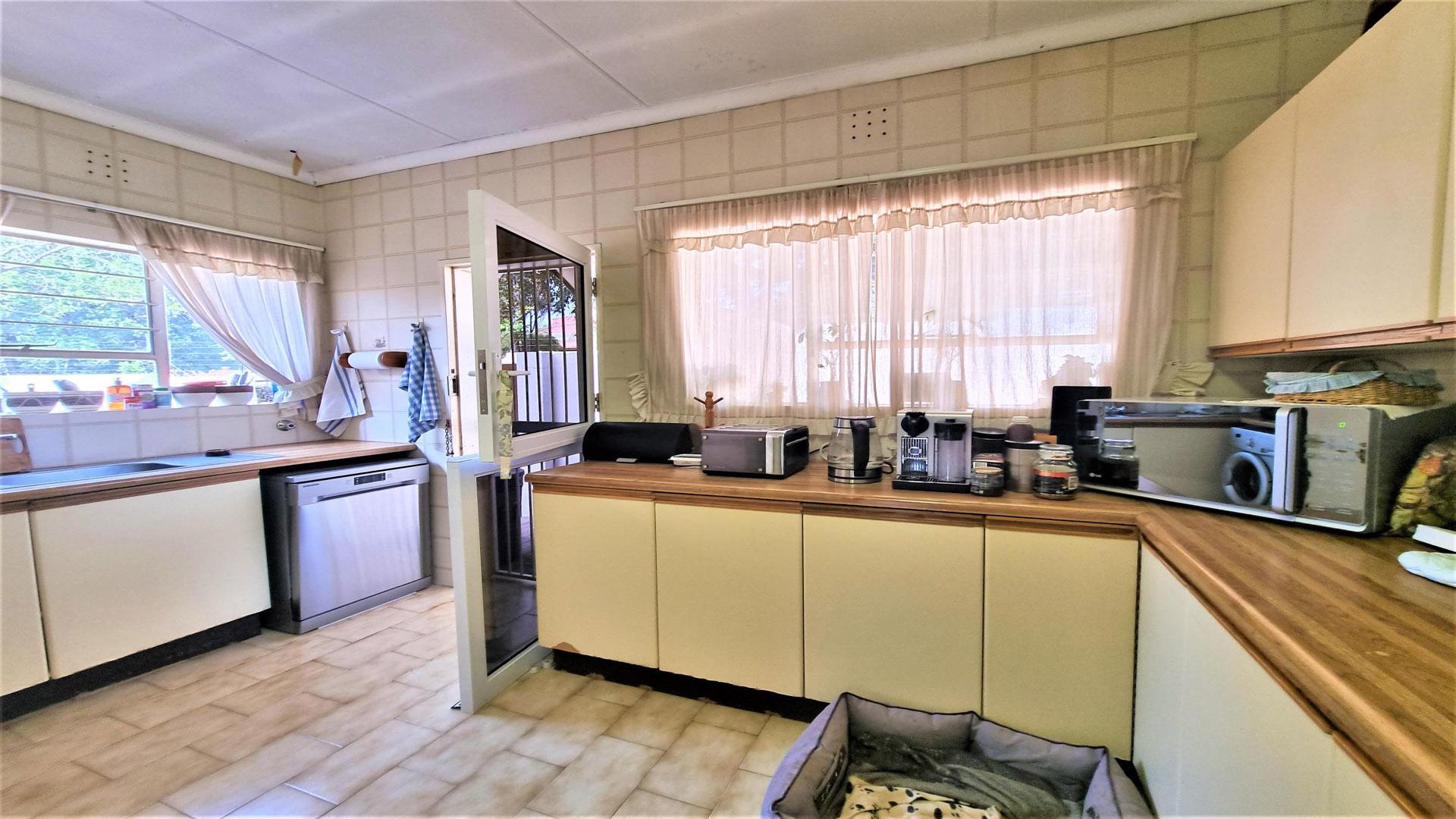 Kitchen of property in Buccleuch