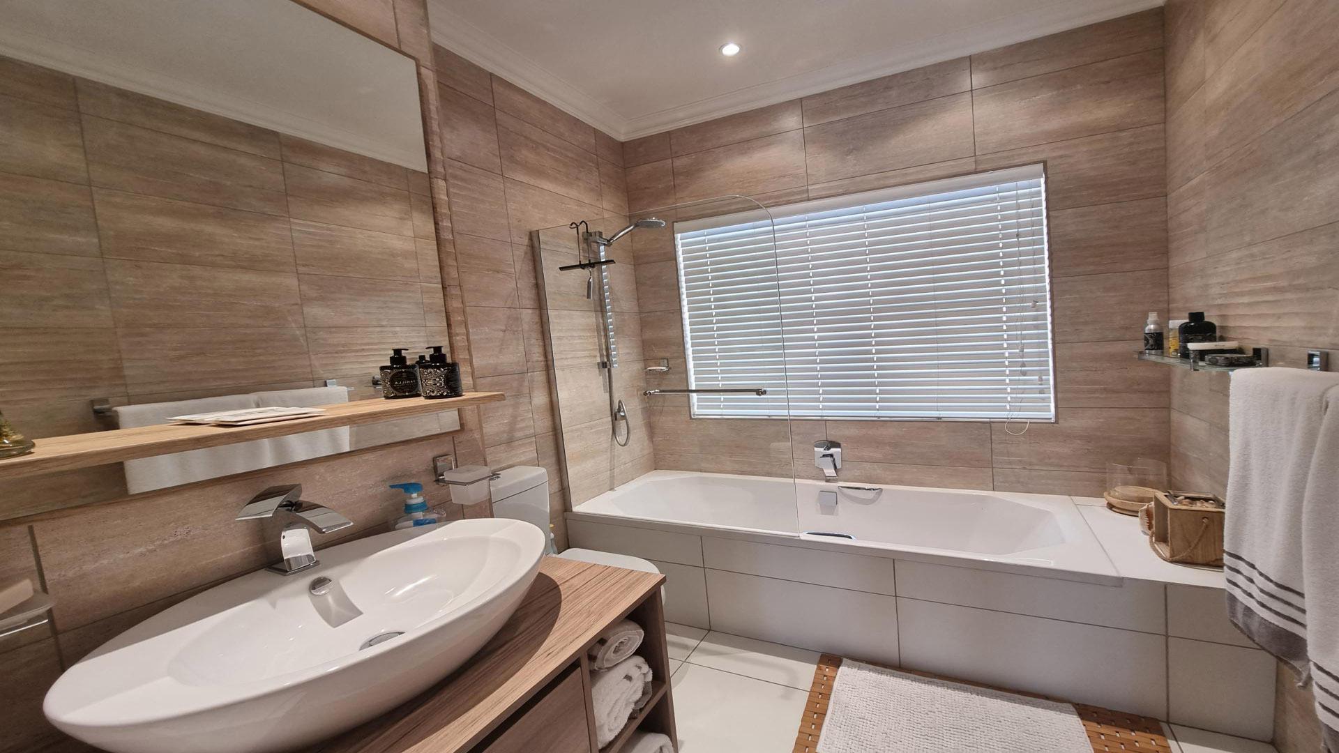 Bathroom 1 of property in Buccleuch