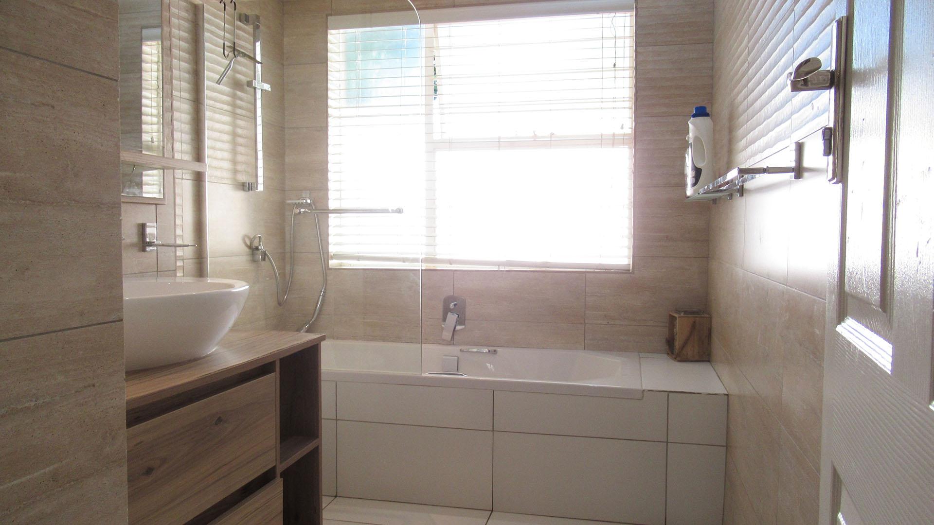 Bathroom 1 - 6 square meters of property in Buccleuch