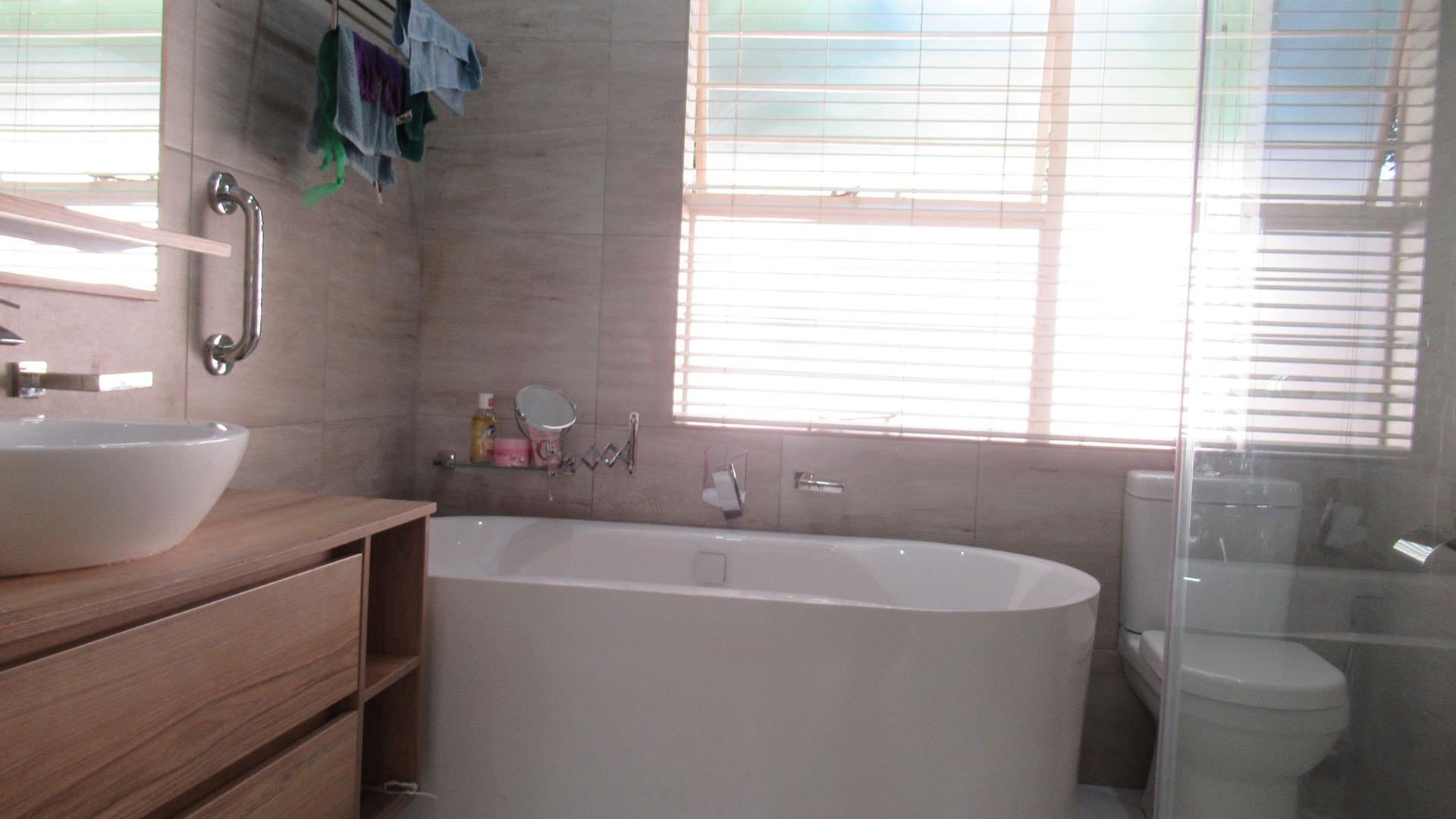 Main Bathroom - 6 square meters of property in Buccleuch