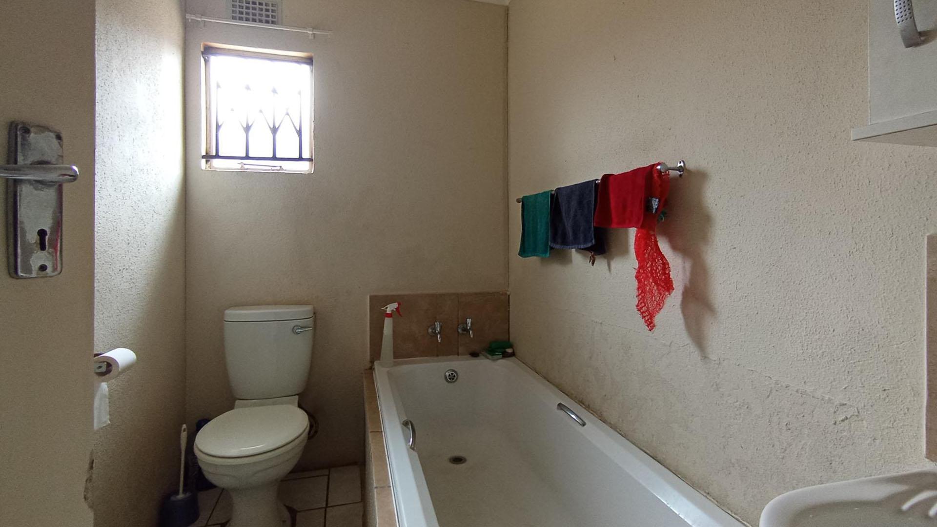Bathroom 1 - 4 square meters of property in Mamelodi