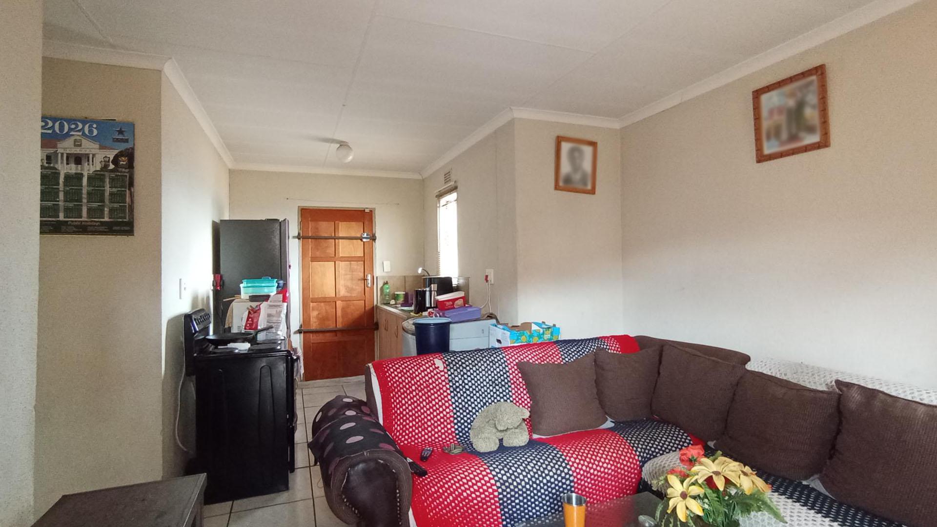 Lounges - 13 square meters of property in Mamelodi