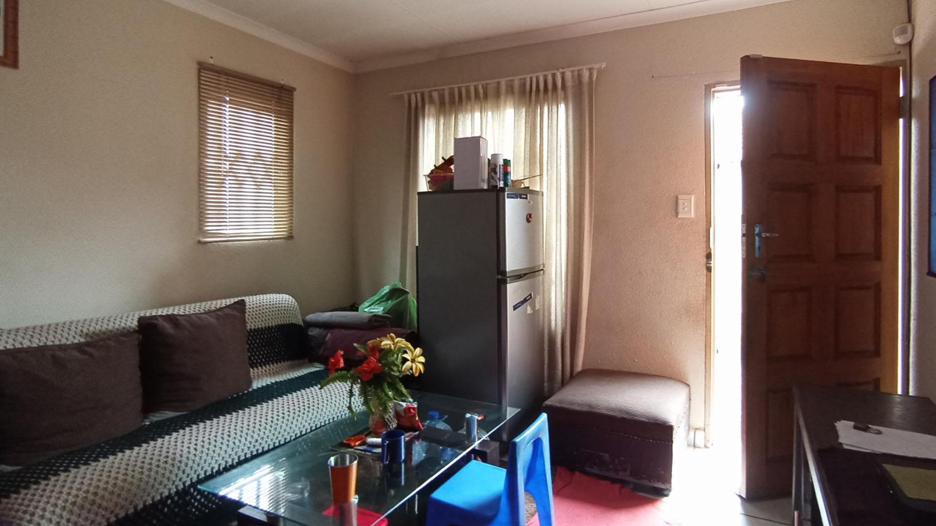 Lounges - 13 square meters of property in Mamelodi