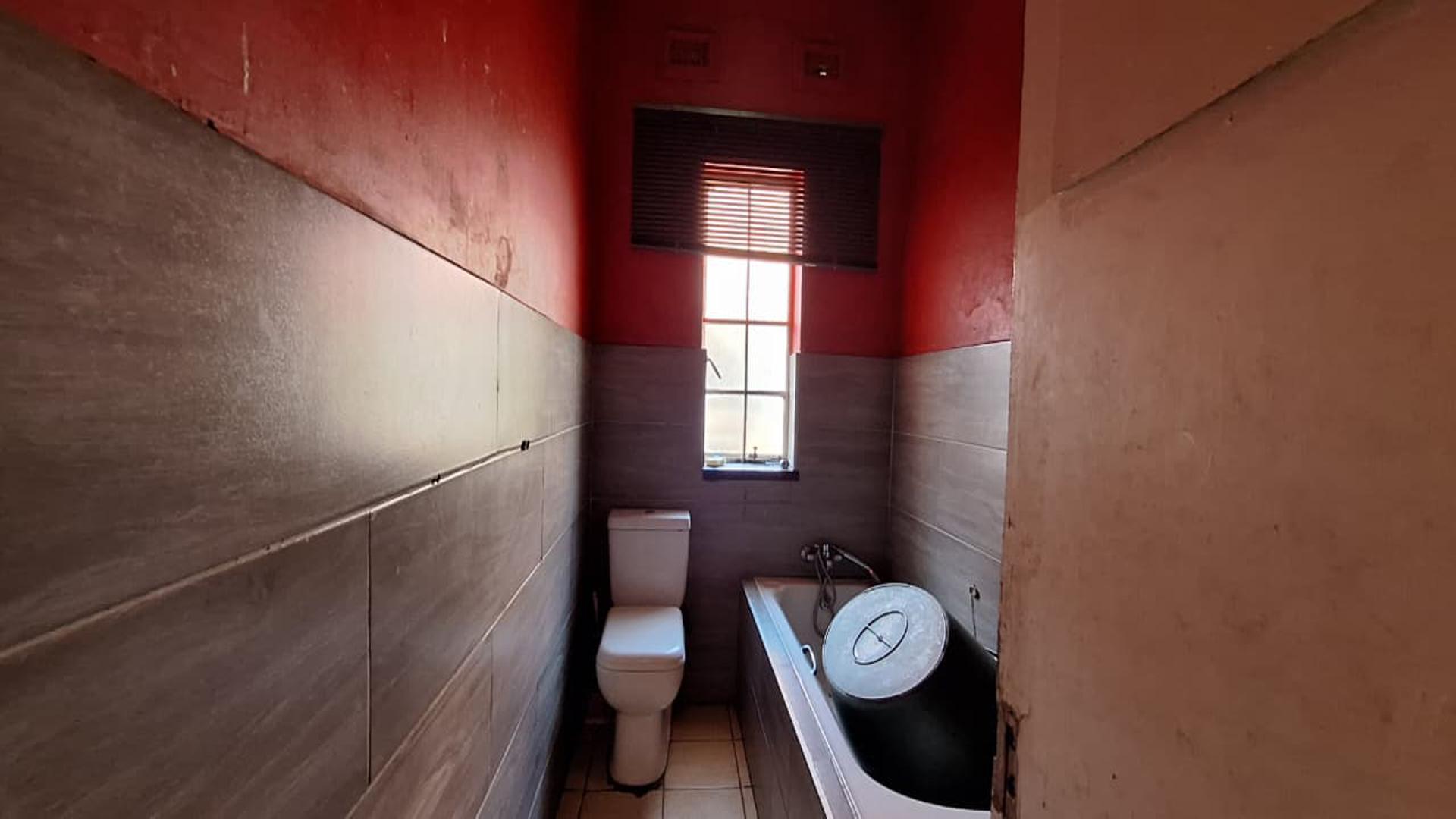 Bathroom 1 - 5 square meters of property in Rosettenville