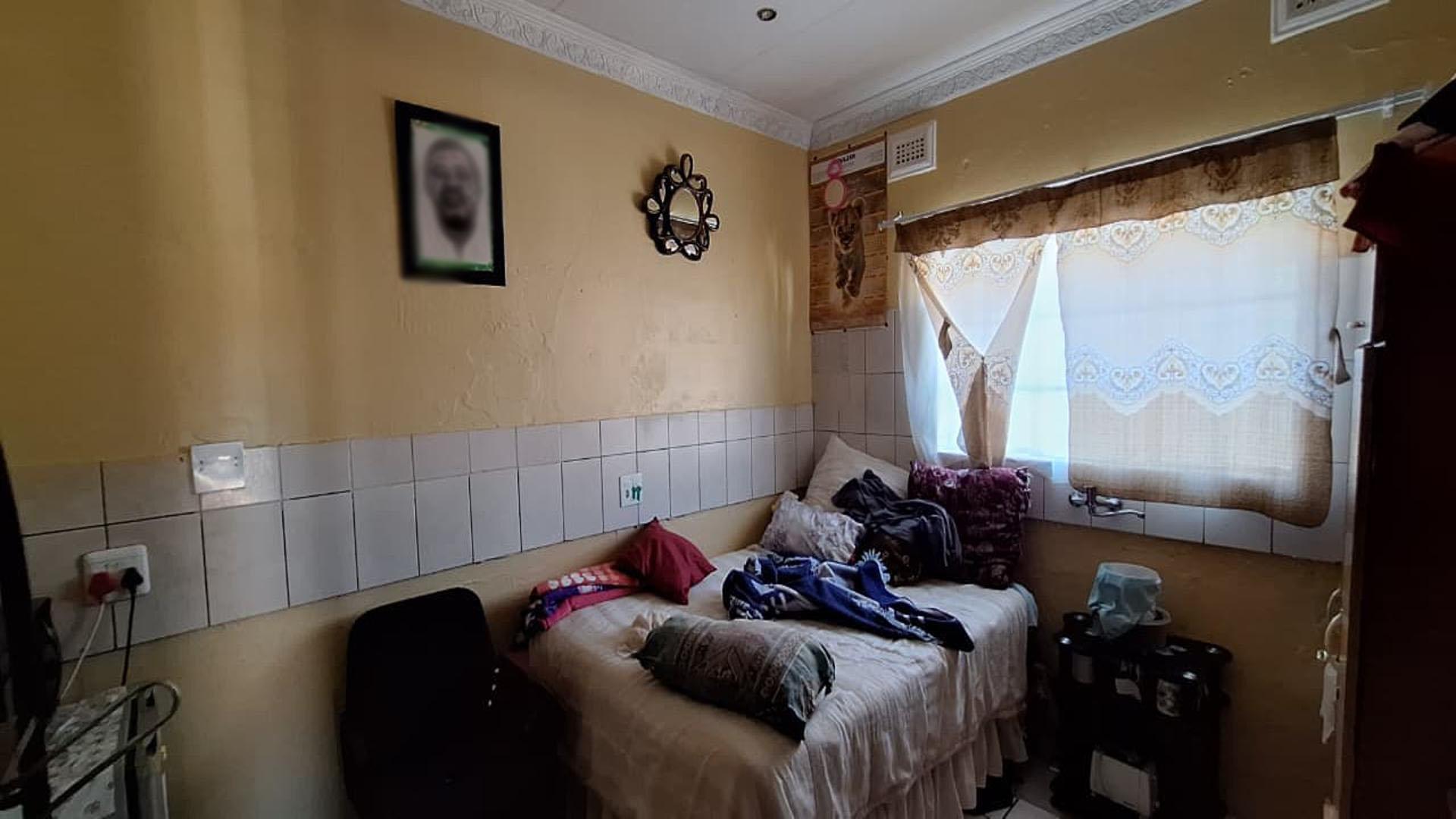 Bed Room 1 - 14 square meters of property in Rosettenville