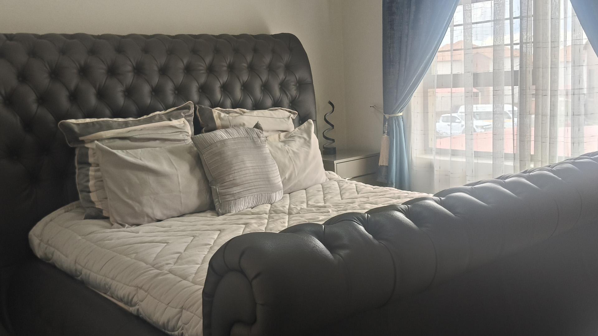 Bed Room 1 of property in Waterval East