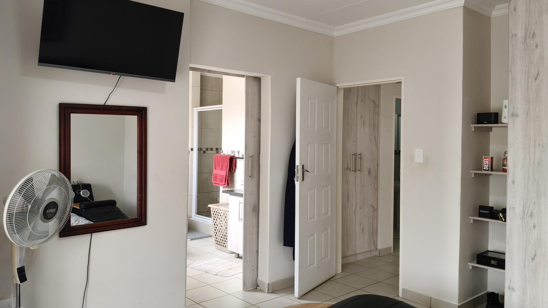 Main Bedroom of property in Waterval East