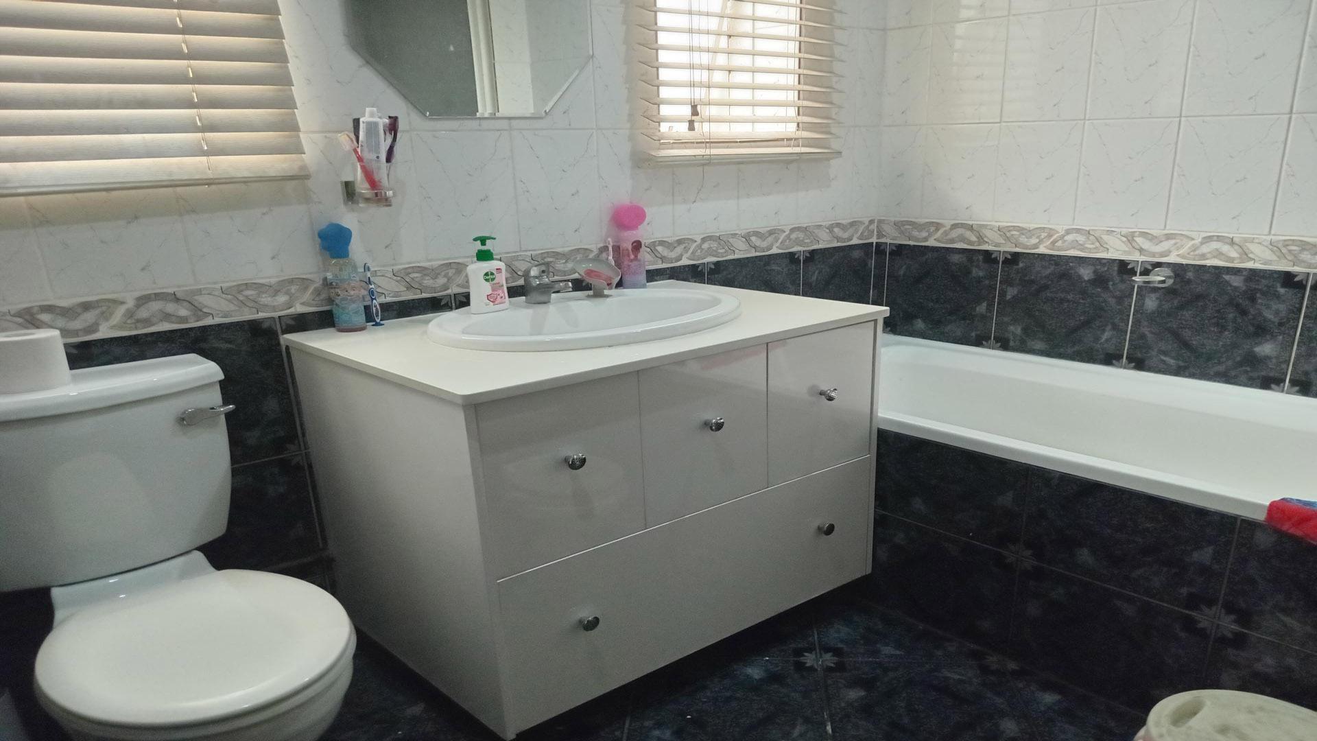 Bathroom 1 of property in Westridge CP