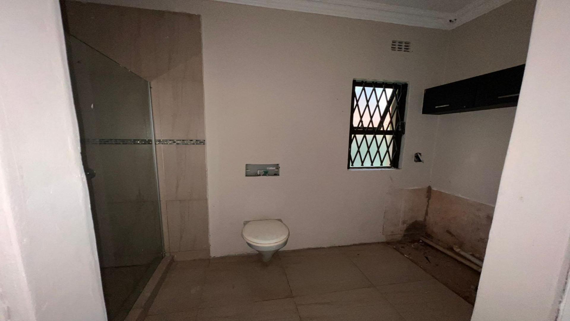 Bathroom 2 of property in Blackridge