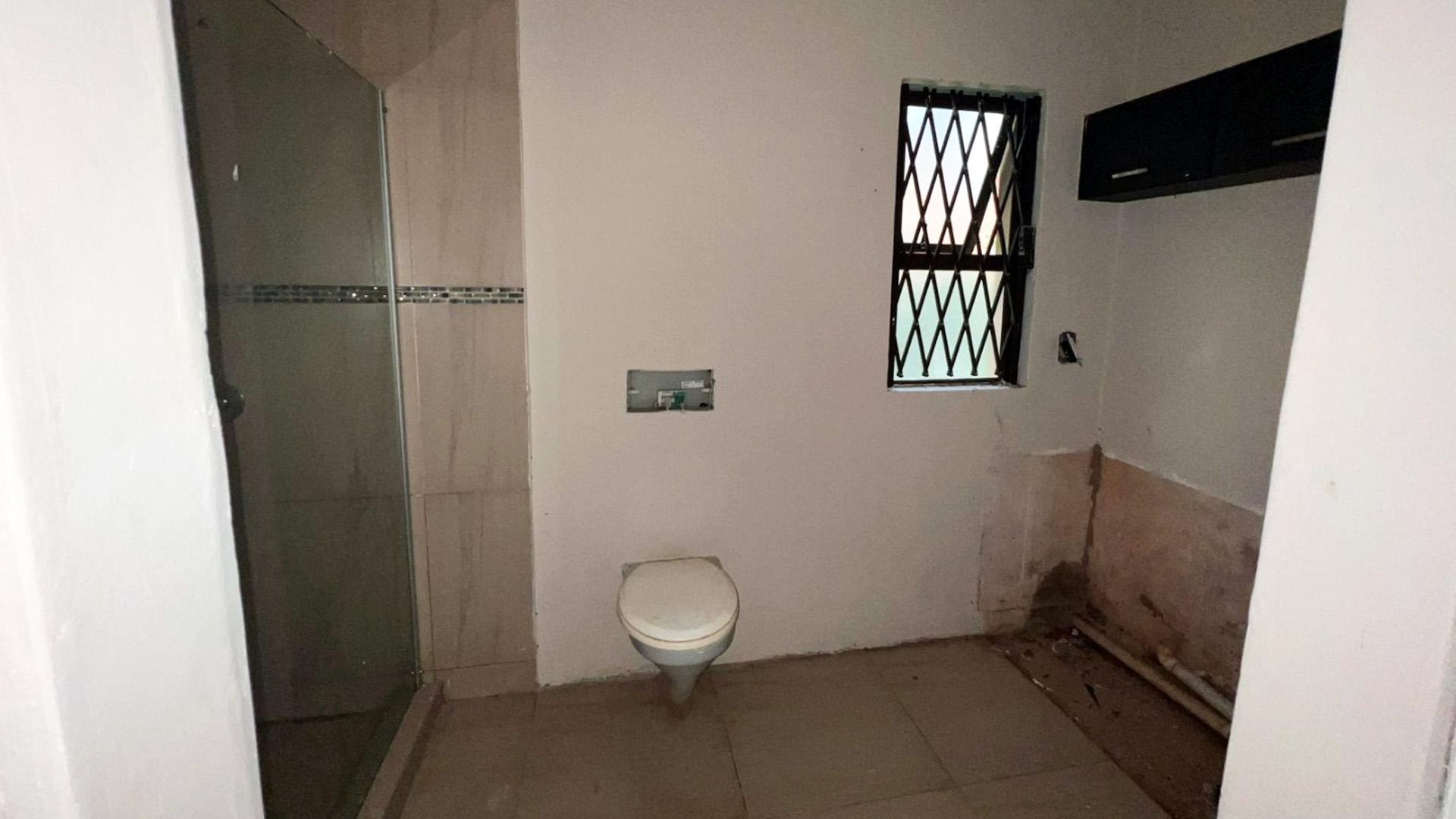 Bathroom 1 of property in Blackridge