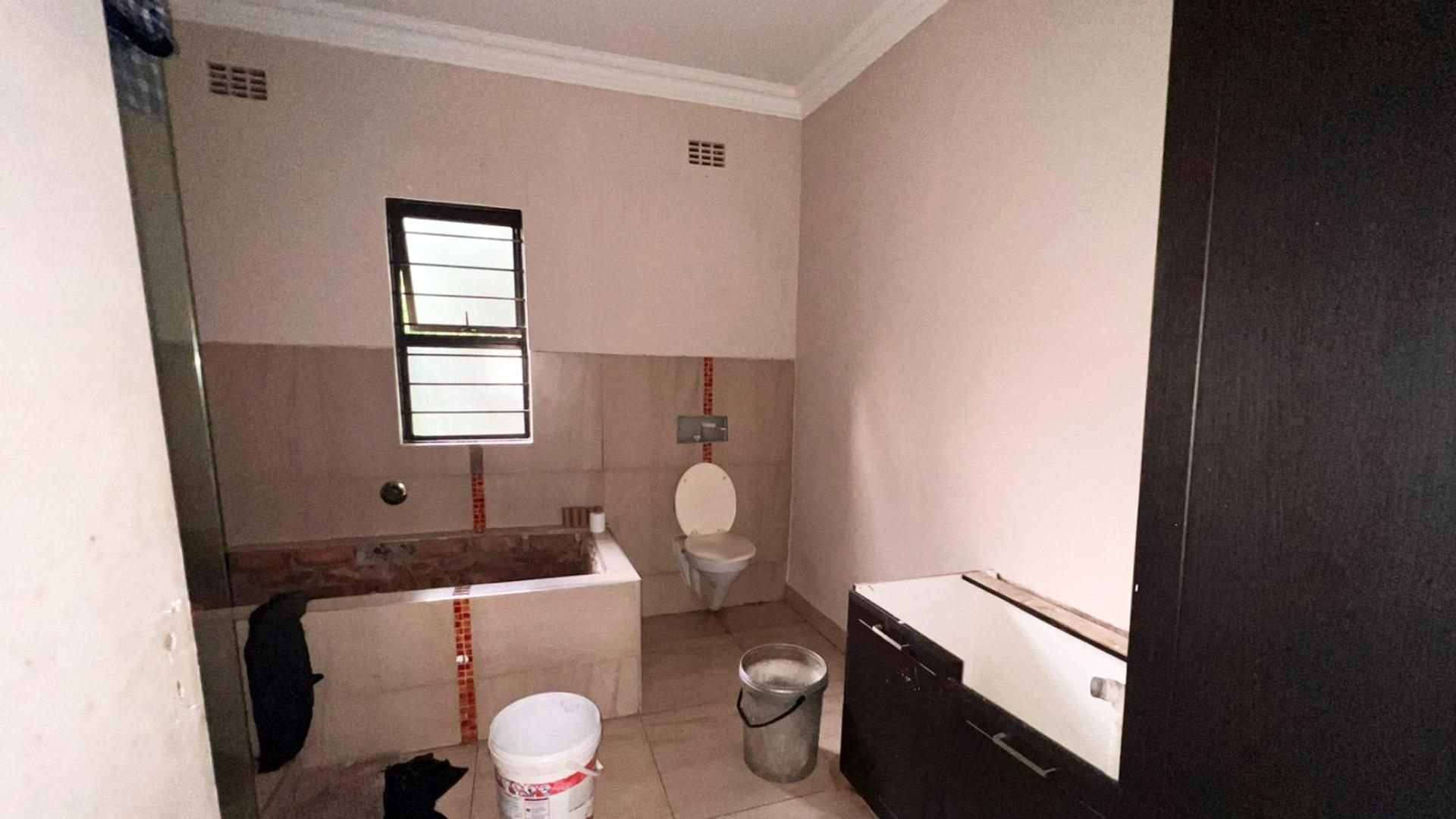 Bathroom 1 of property in Blackridge
