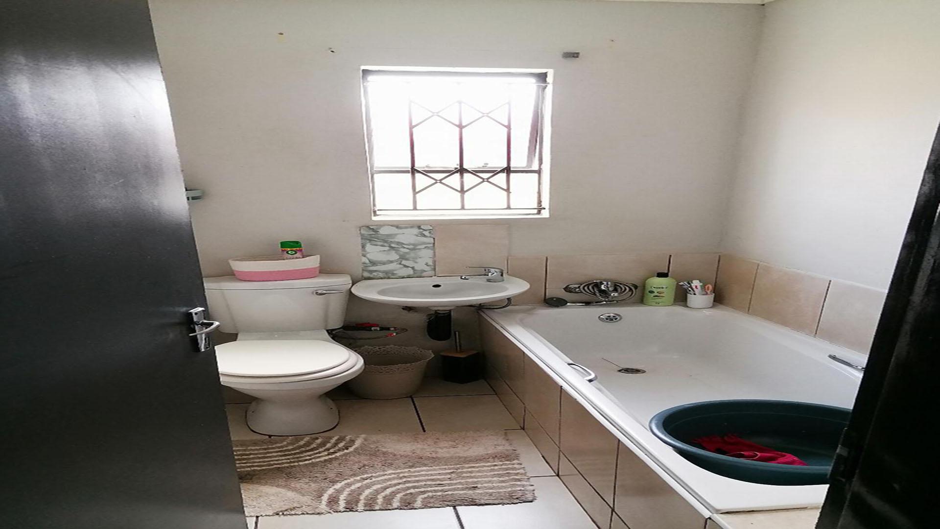 Bathroom 1 of property in Vanderbijlpark