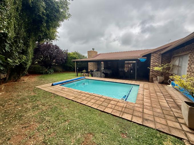 4 Bedroom Freehold Residence for Sale For Sale in Helderkruin - MR707775