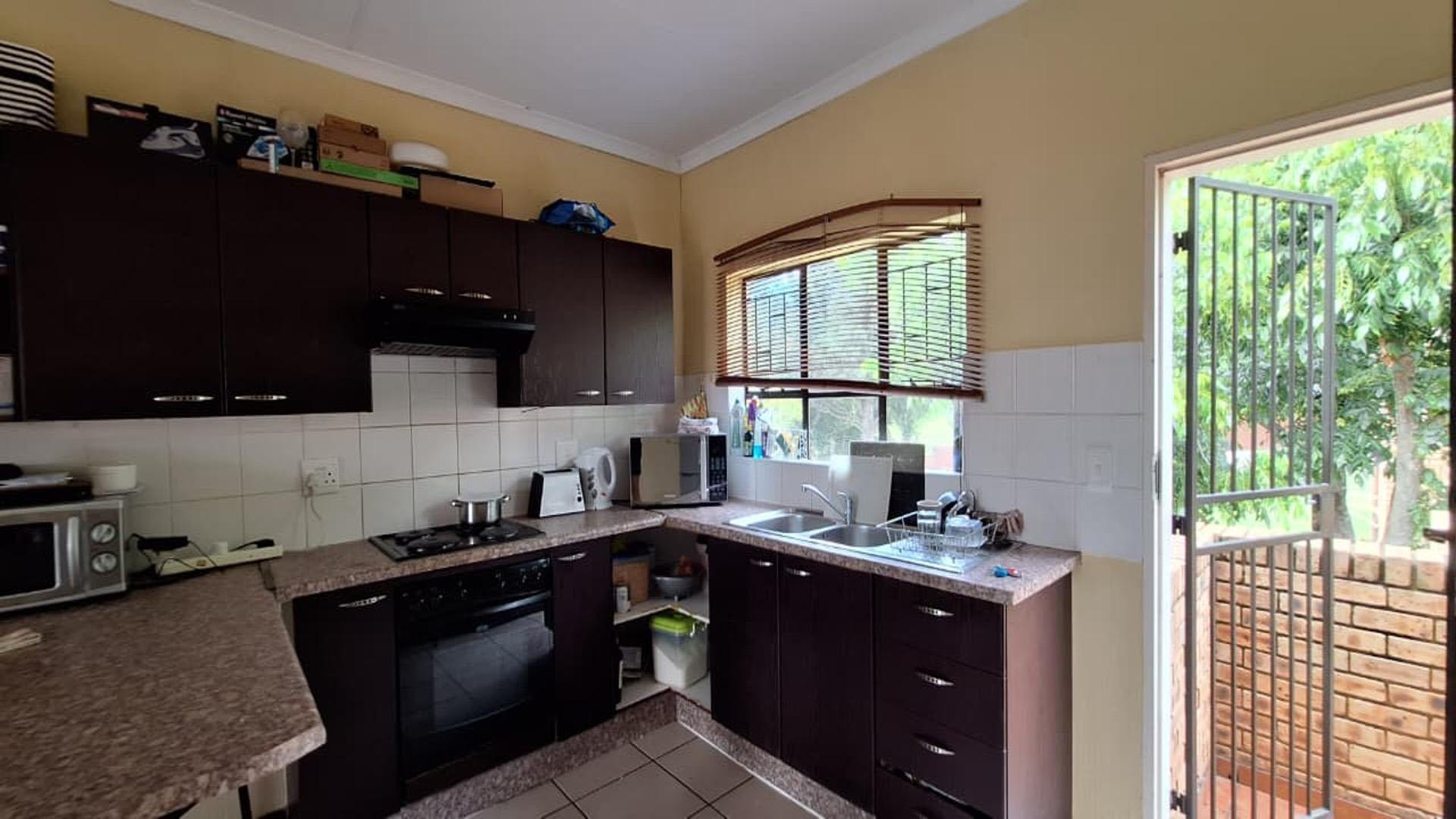 Kitchen - 11 square meters of property in Amorosa