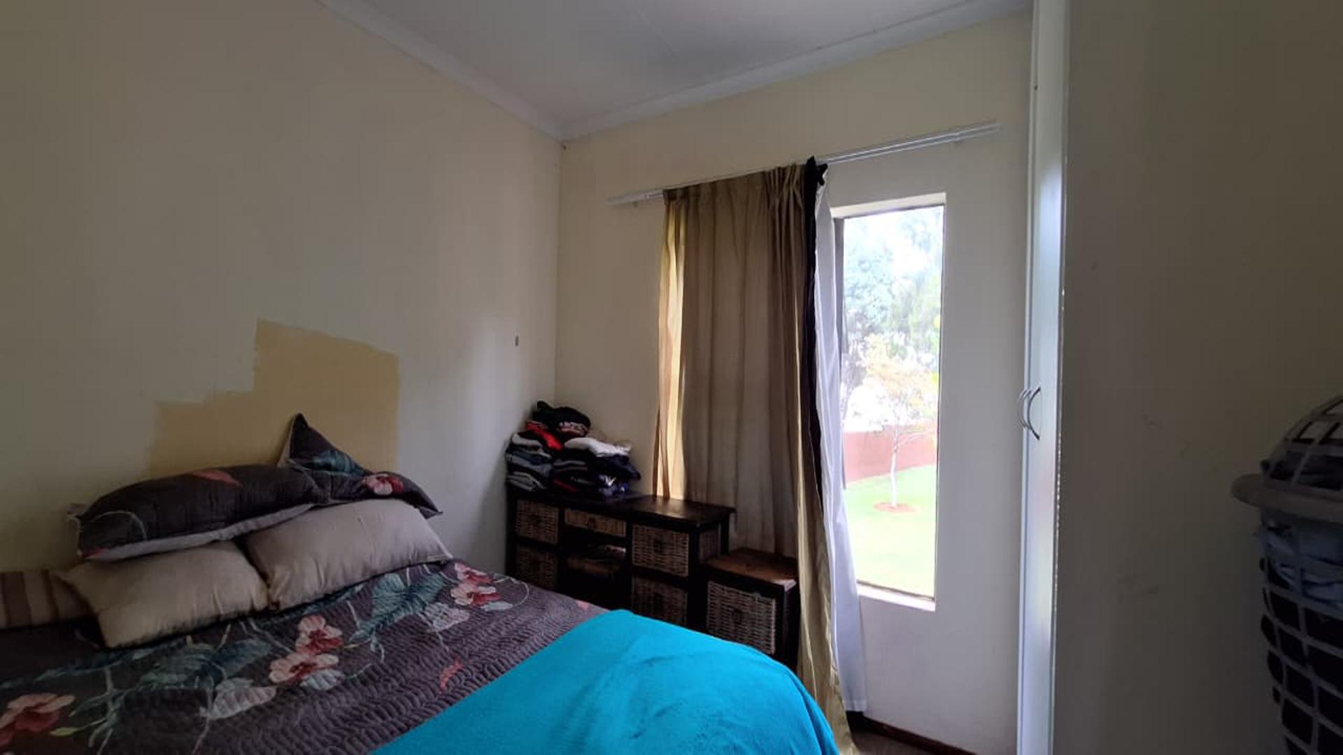 Bed Room 2 - 11 square meters of property in Amorosa