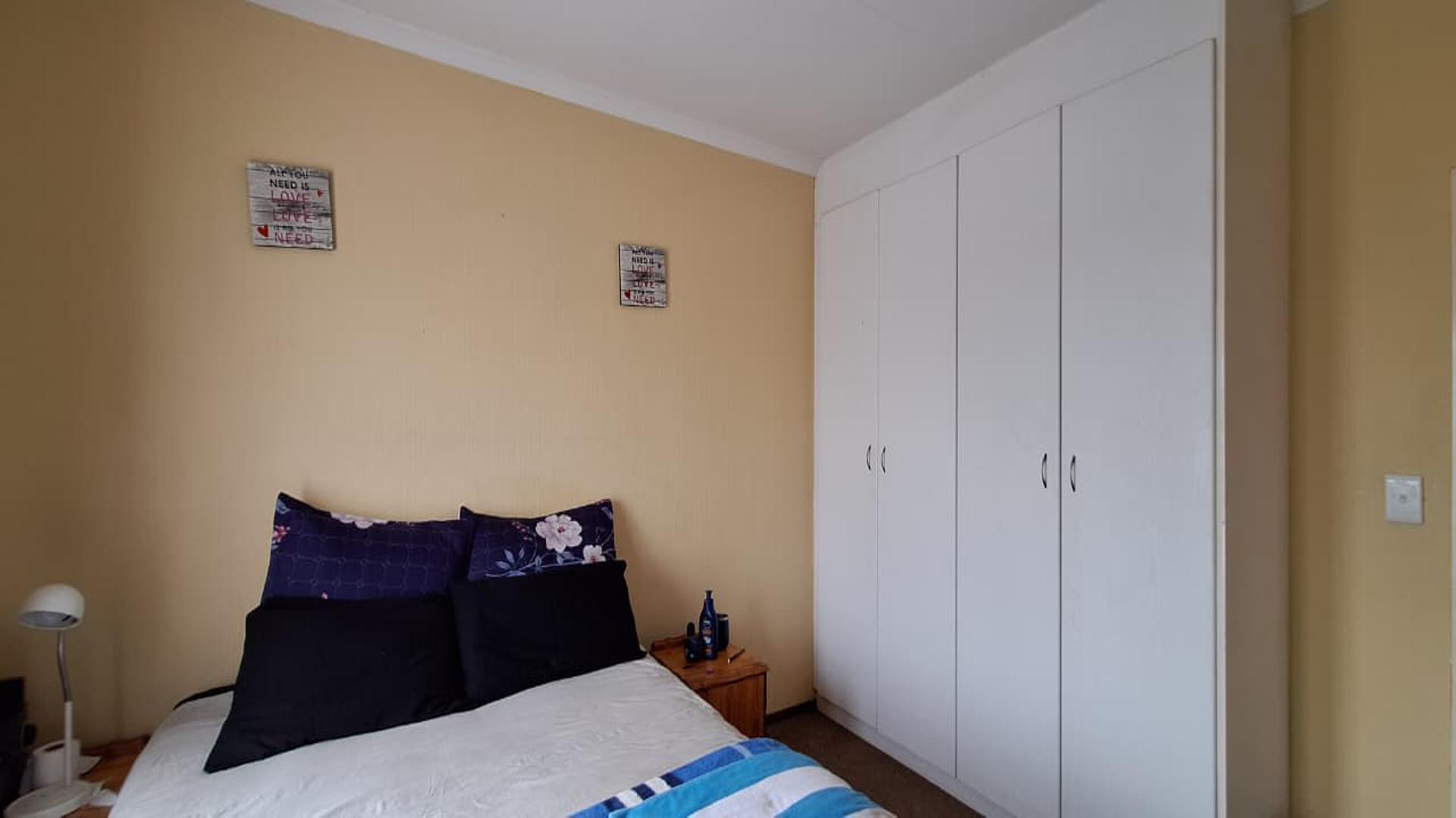 Bed Room 1 - 14 square meters of property in Amorosa