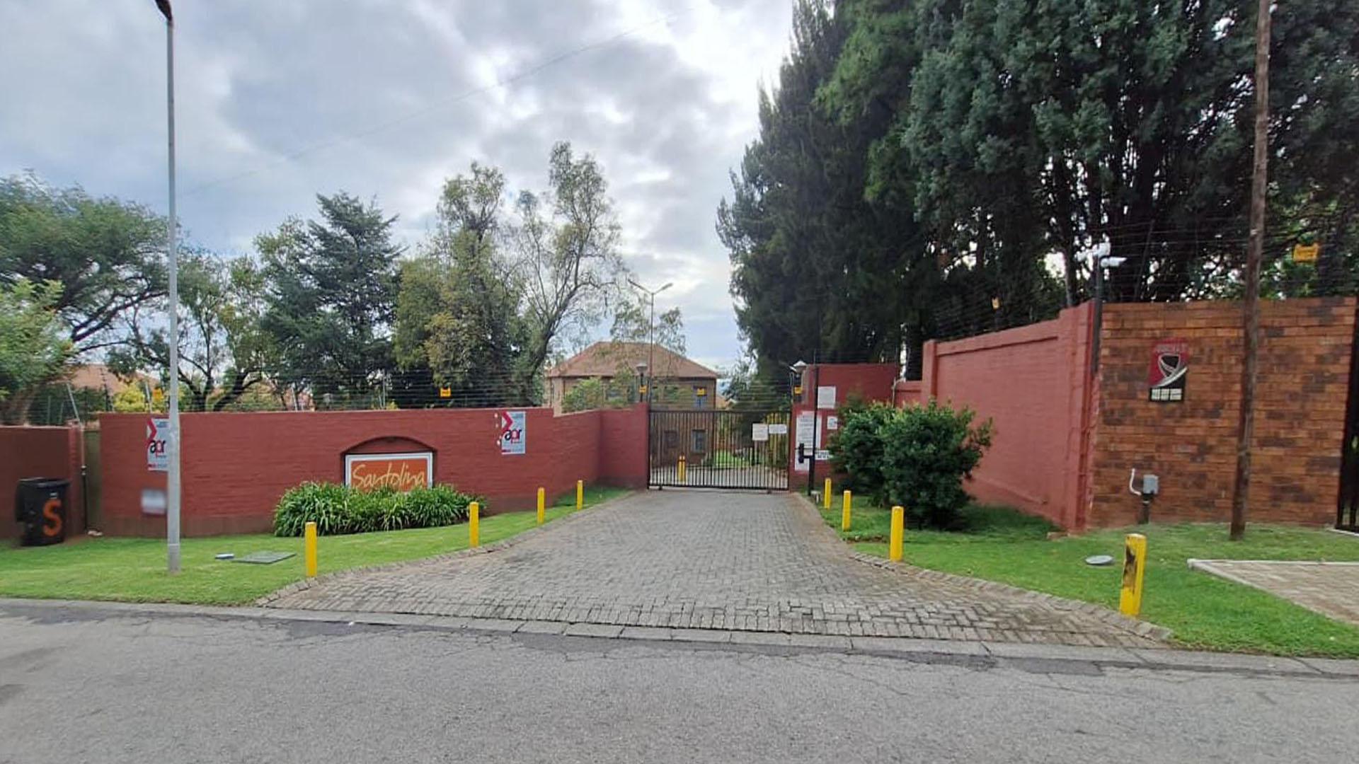 Front View of property in Amorosa