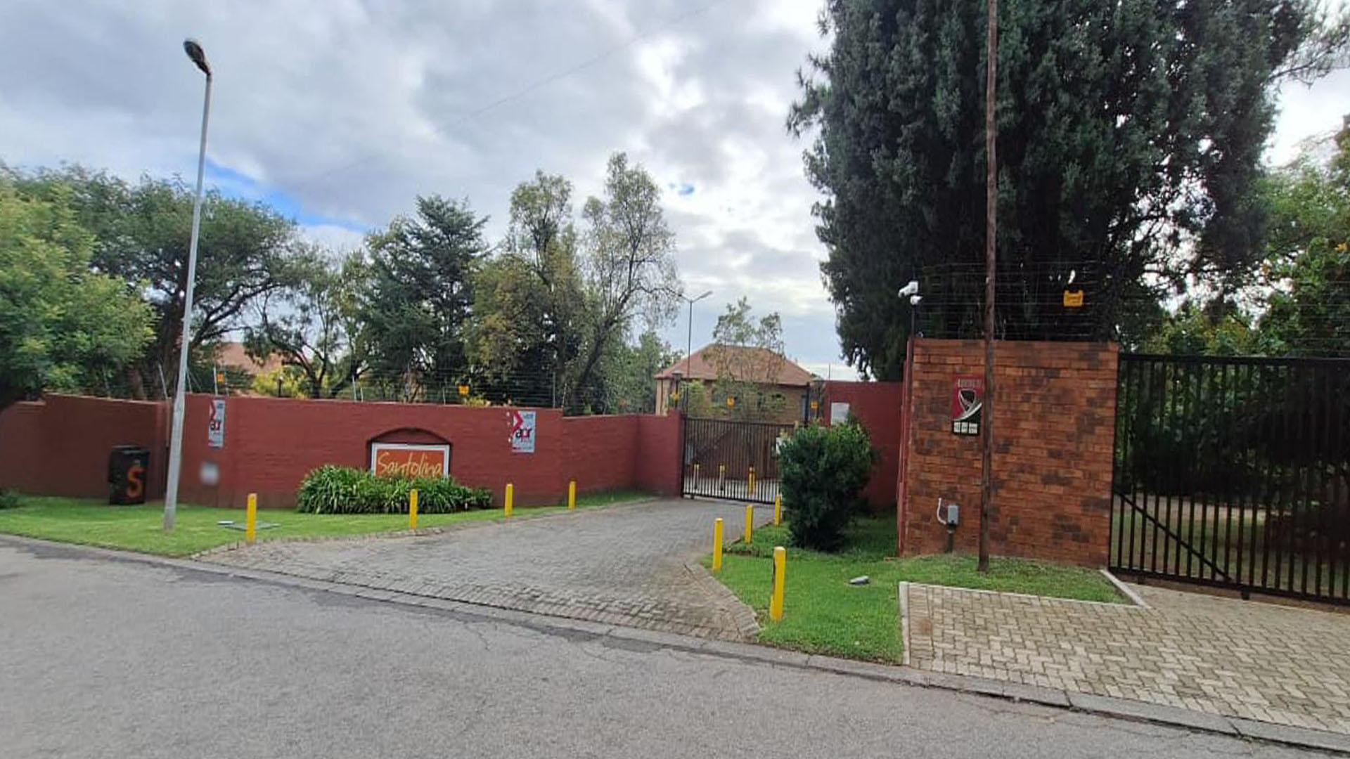 Front View of property in Amorosa