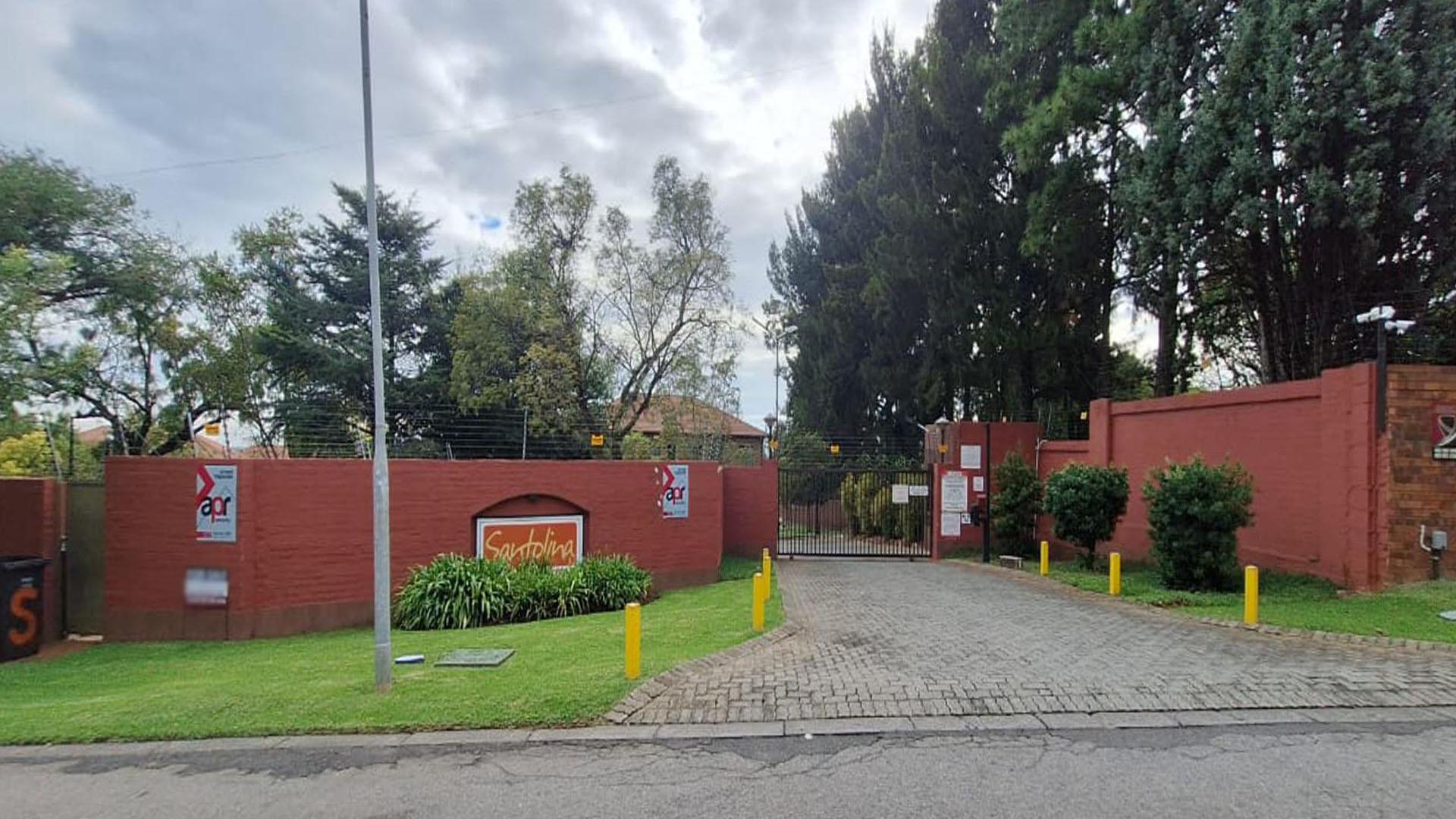 Front View of property in Amorosa