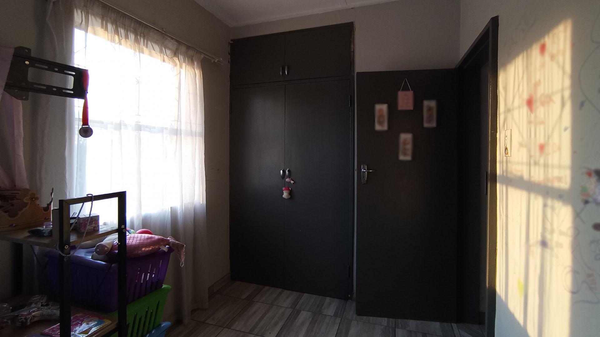 Bed Room 2 - 11 square meters of property in Eldoraigne